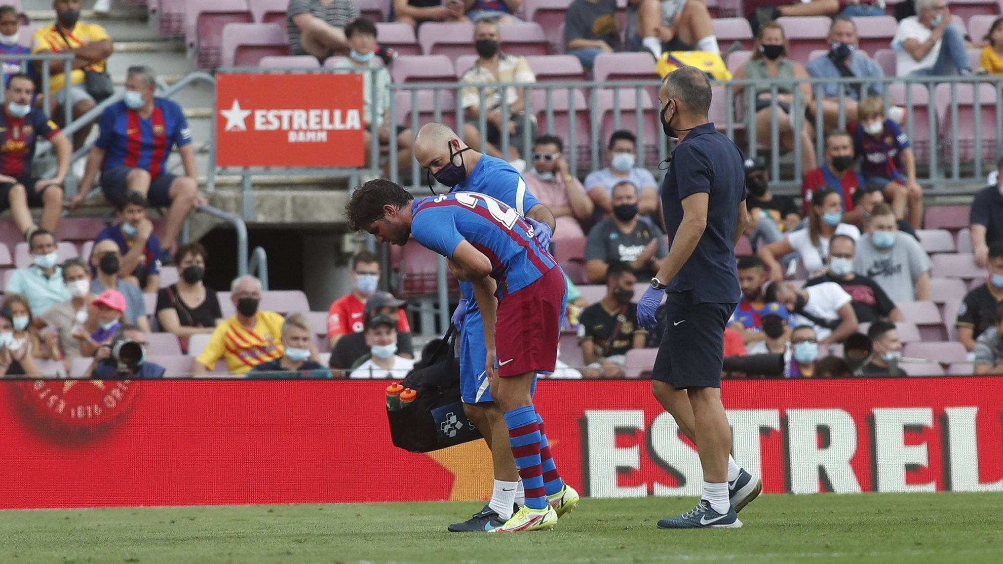 Sergi Roberto se retira lesionado de un partido.