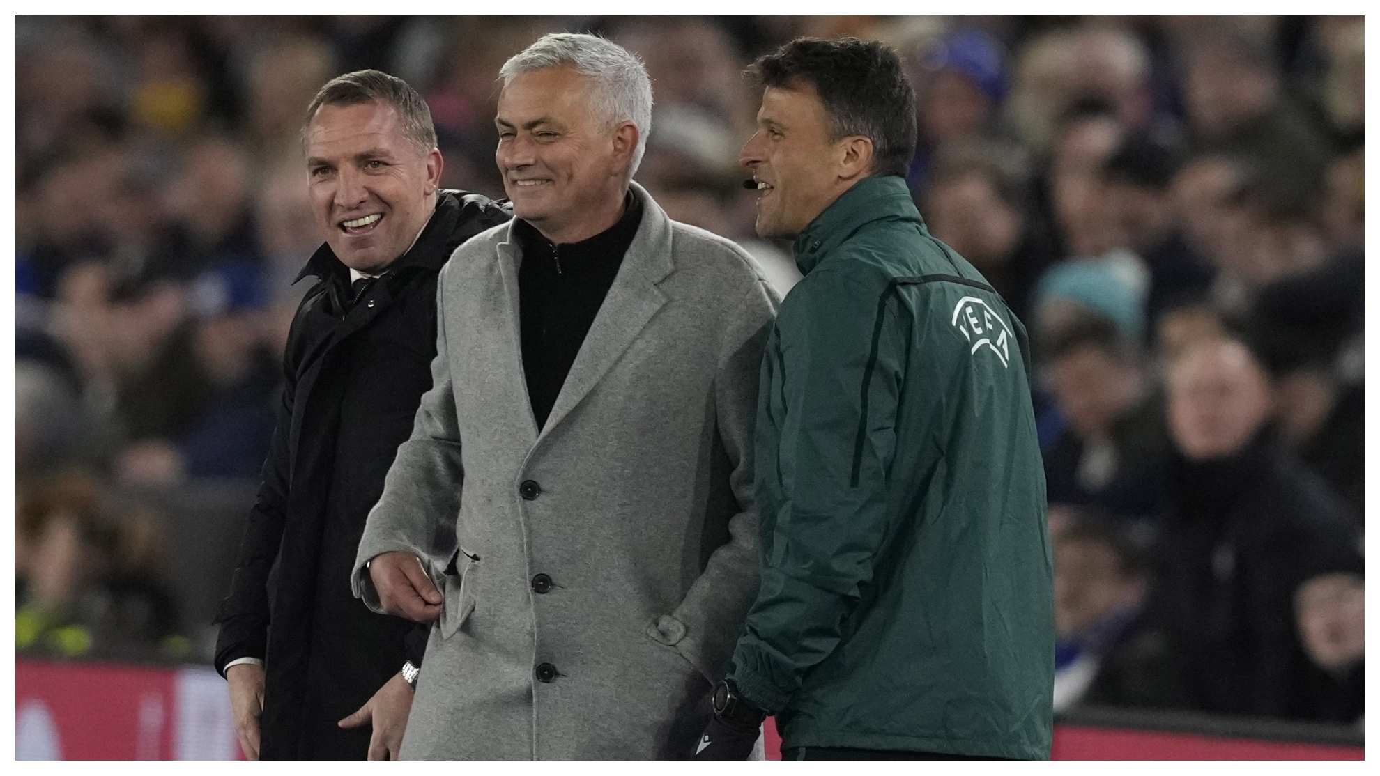 José Mourinho bromea con Brendan Rodgers y Gil Manzano.