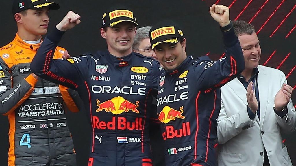 Checo Pérez y Max Verstappen celebran el doblete en Imola, el primero de Red Bull desde 2016.