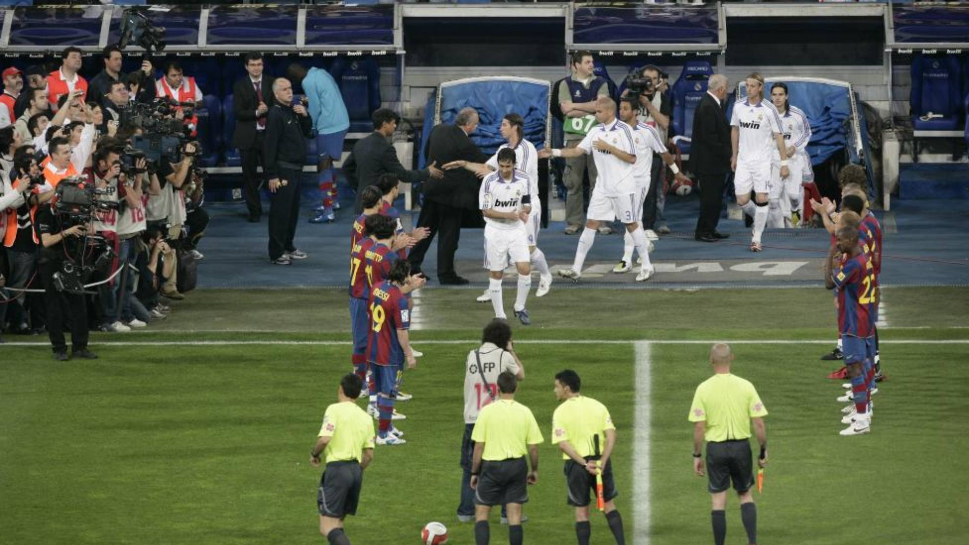 El Barcelona hizo pasillo al Madrid en el Bernabéu después de ganar la Liga en 2008.