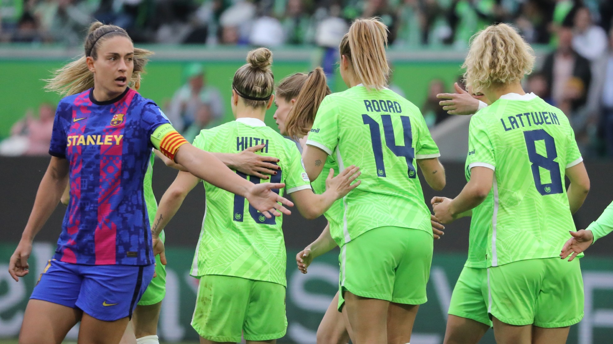 Alexia Putellas da instrucciones a sus compañeras tras encajar un gol del Wolfsburgo.