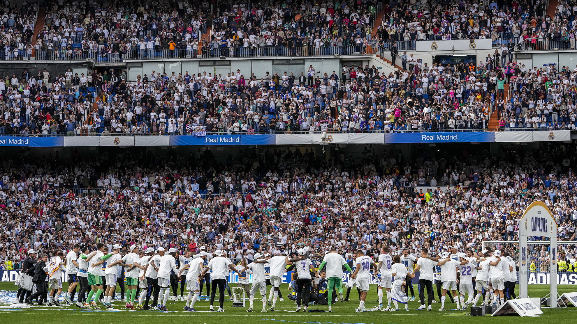 La plantilla del Madrid celebra la 35ª Liga ante un Bernabéu abarrotado