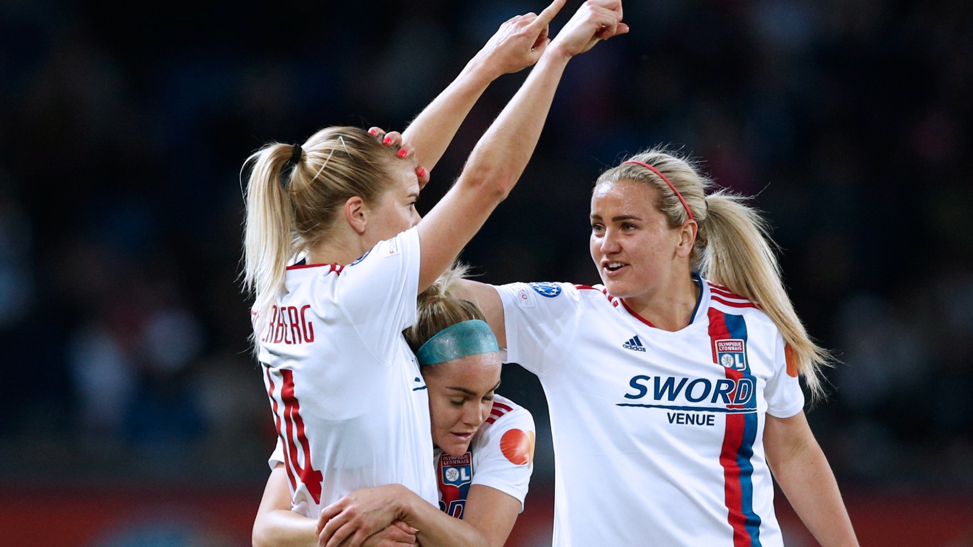 Ada Hegerberg es felicitada por sus compañeras tras anotar el primer gol en el Parque de los Príncipes.