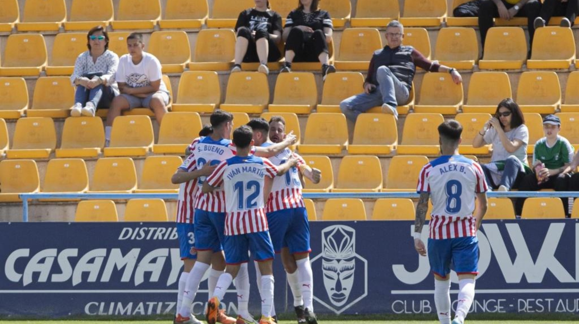 Los jugadores del Girona celebran el gol de Stuani, de cabeza.