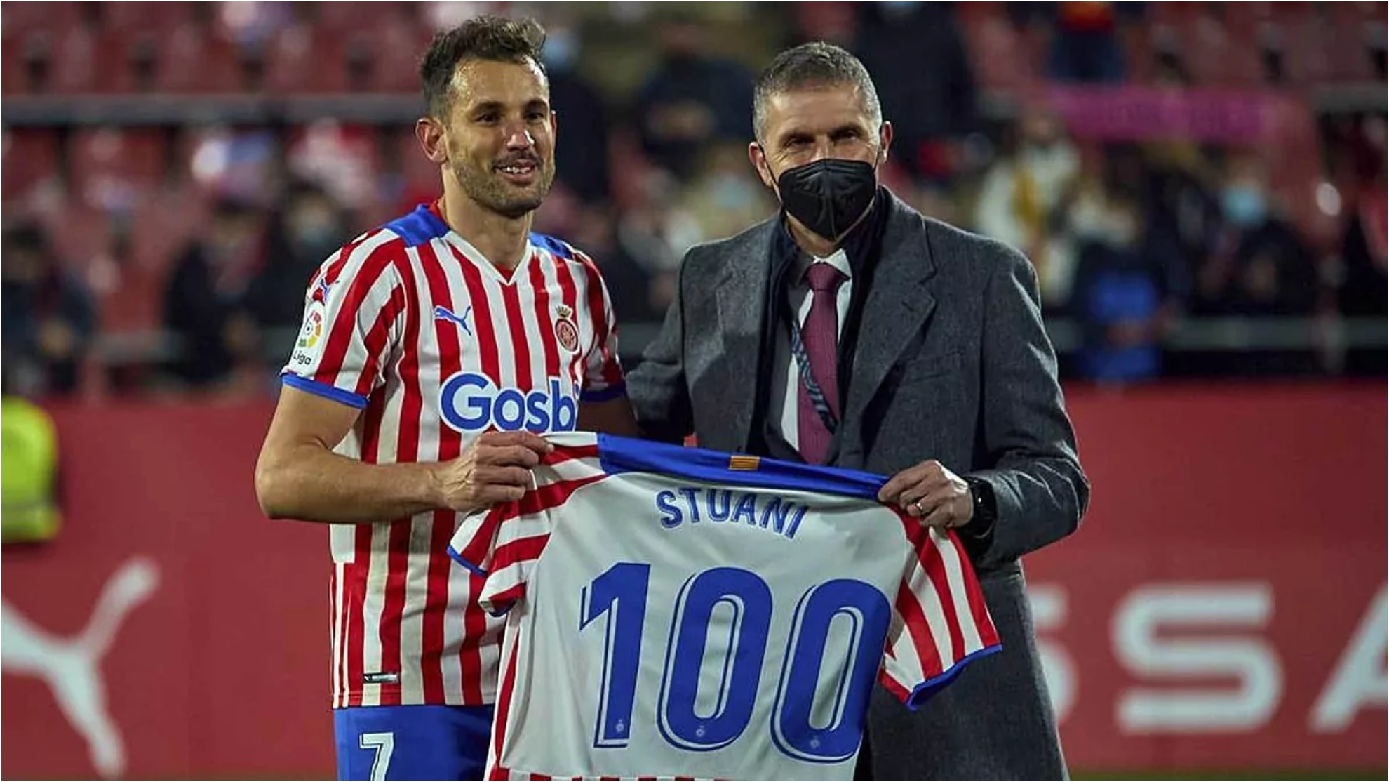 Stuani, recibiendo el homenaje del presidente Delfi Geli por sus 100 goles en Girona