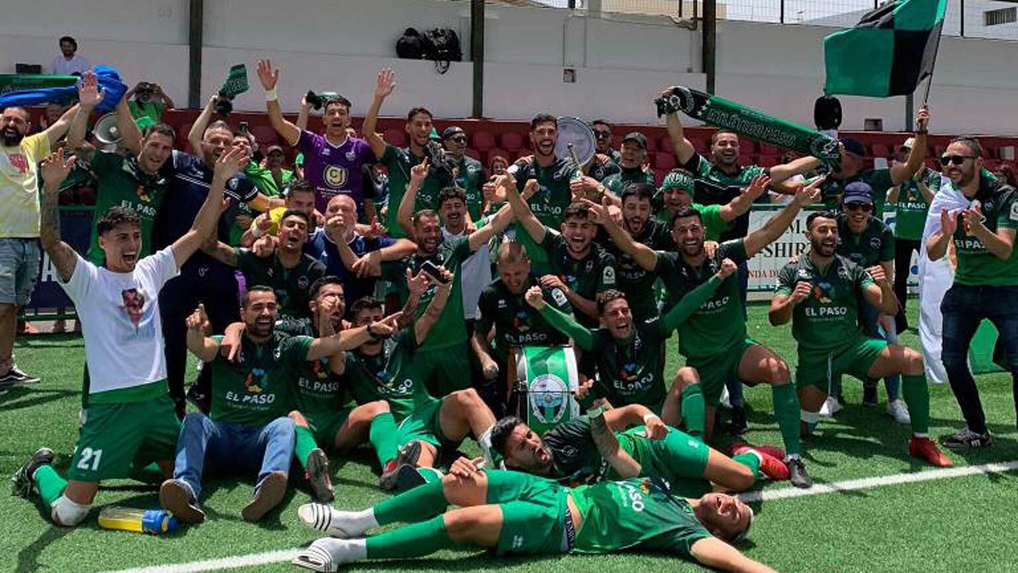 Los jugadores del Atco. Paso celebran su ascenso a la cuarta categoría del fútbol nacional