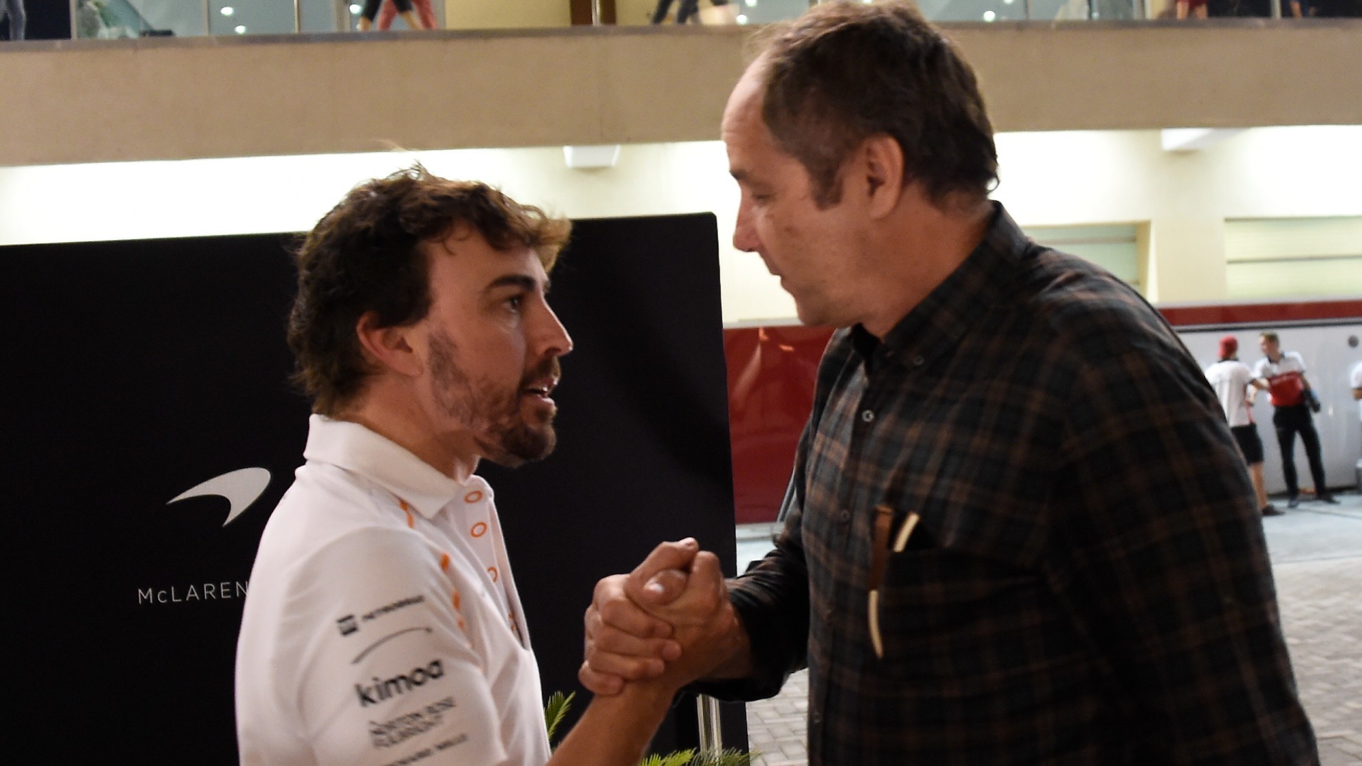 Alonso y Berger, durante una imagen de Abu Dabi 2018, última carrera de Alonso en su primera etapa en F1.
