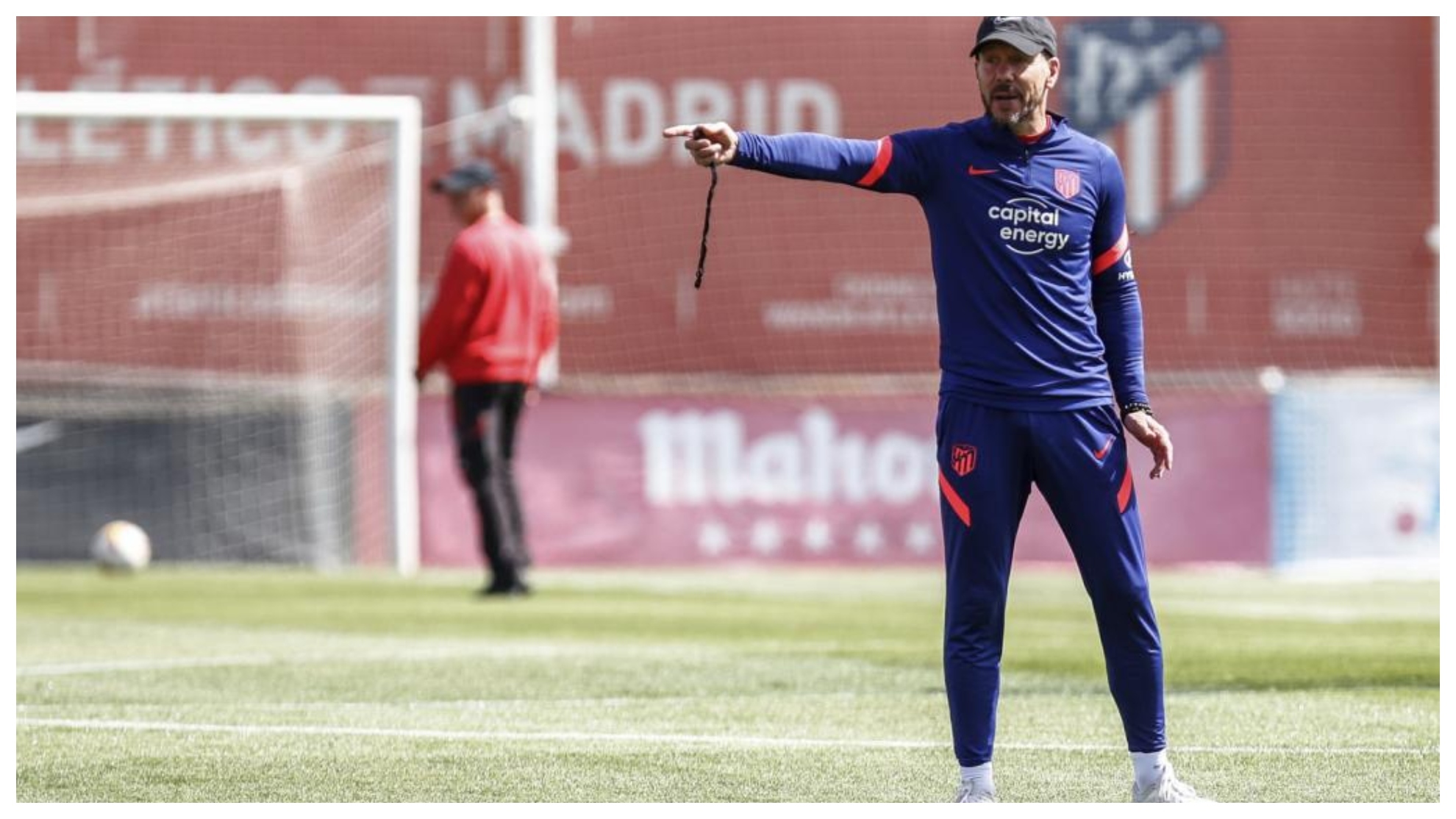 Simeone gives instructions in training.