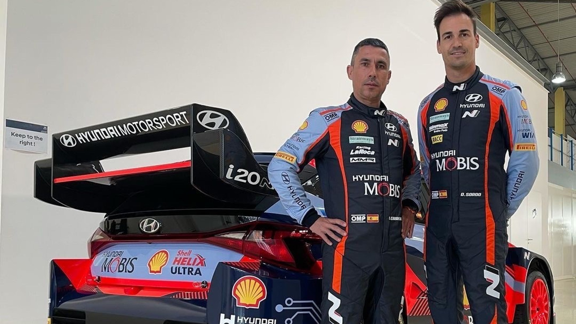 Dani Sordo y Cndido Carrera junto al Hyundai i20 N Rally1.