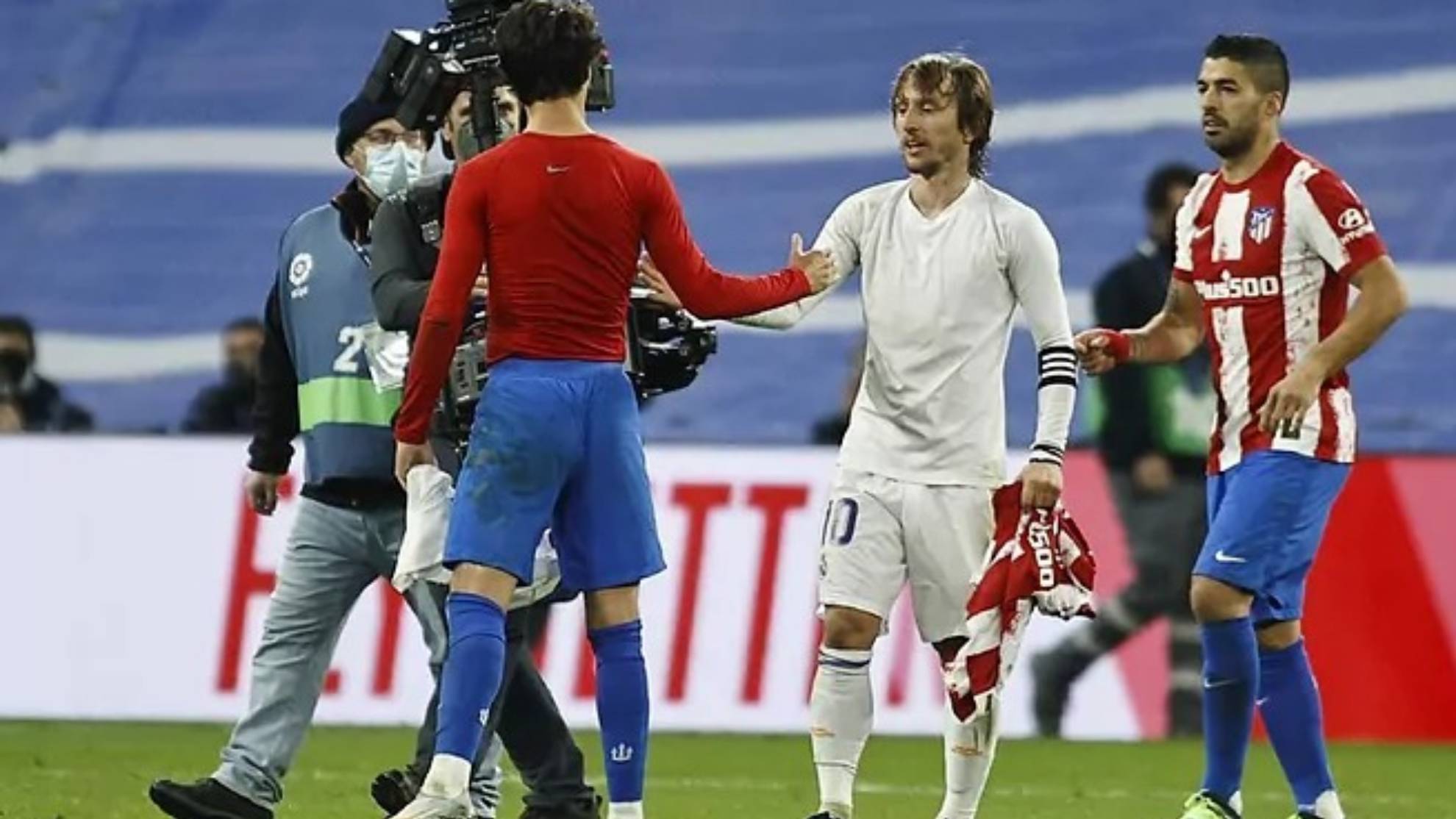 Joao Félix saluda a Modric al término del partido de la primera vuelta entre Atlético y Real Madrid.