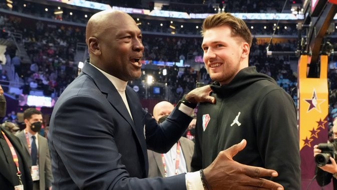 Michael Jordan saluda a Luka Doncic durante el All Star de la NBA.
