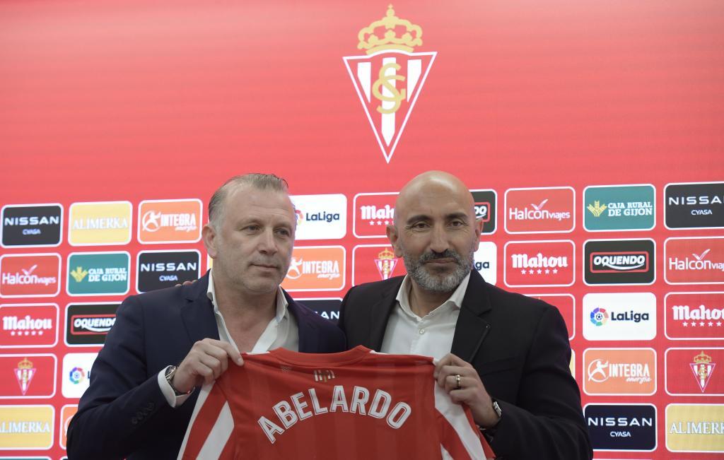 Abelardo, con el director deportivo, Javi Rico, delante del escudo del Sporting.