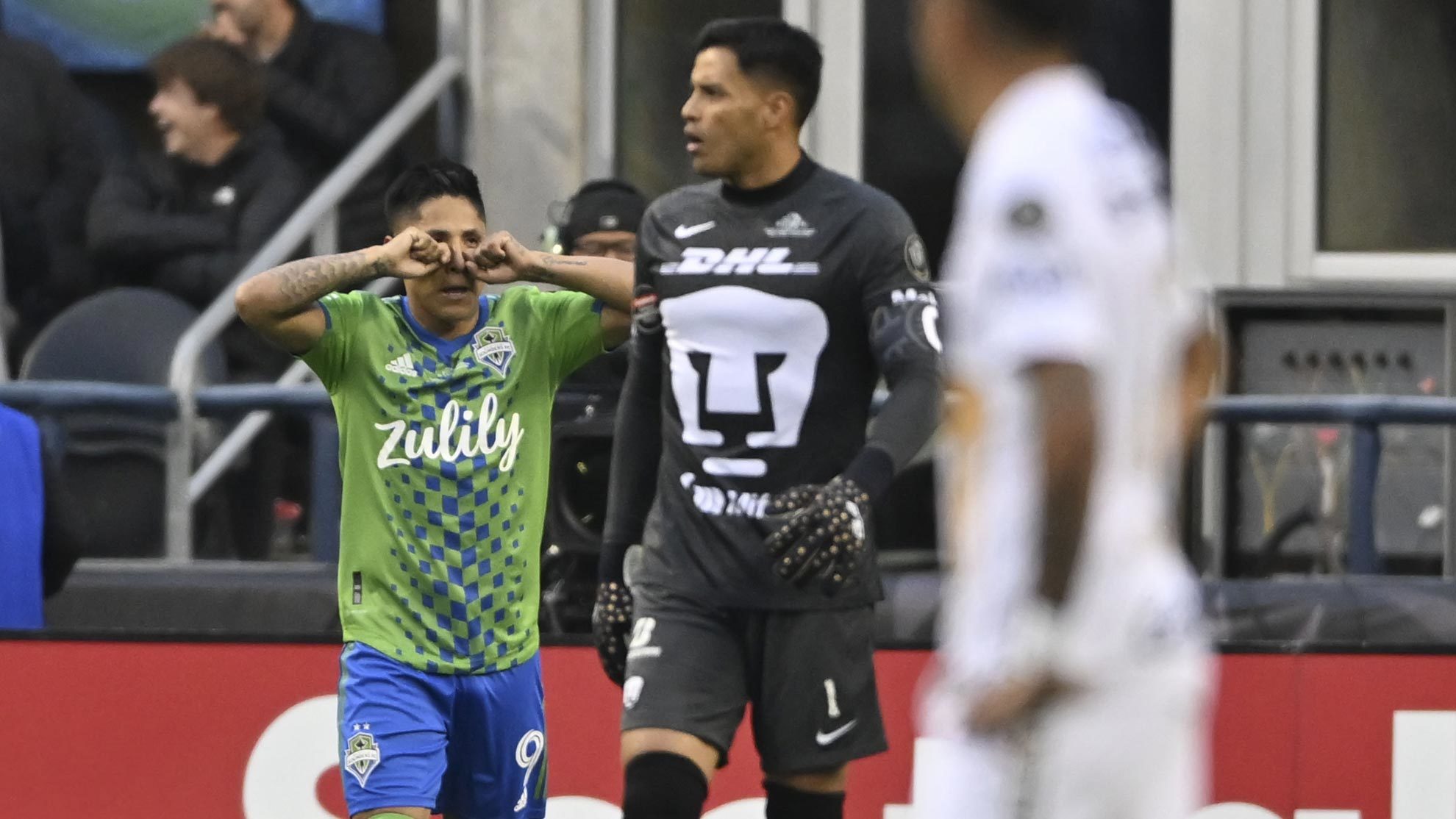 Ruidíaz se burla de Talavera tras el primer gol de Seattle.