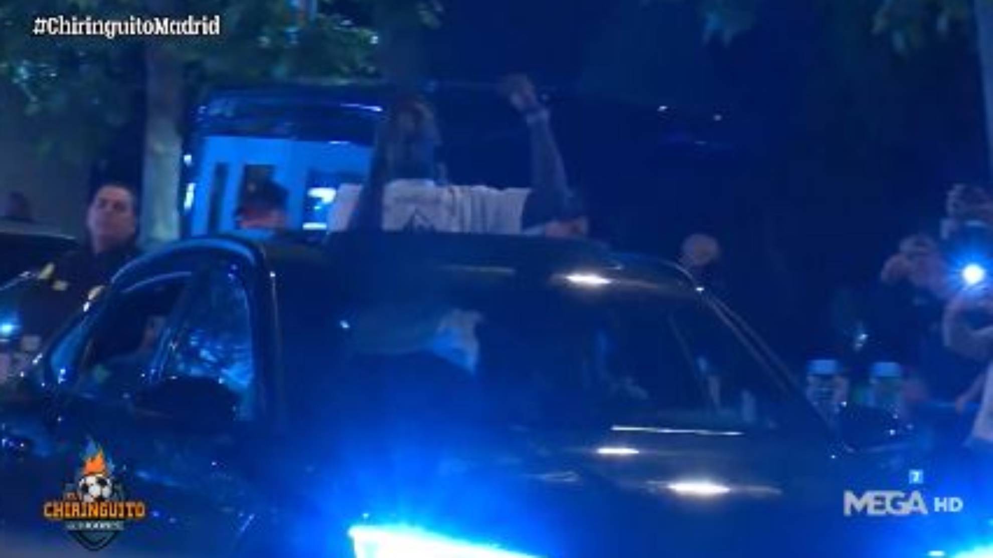 La locura de Camavinga a la salida del Bernabéu... ¡con medio cuerpo fuera del coche!