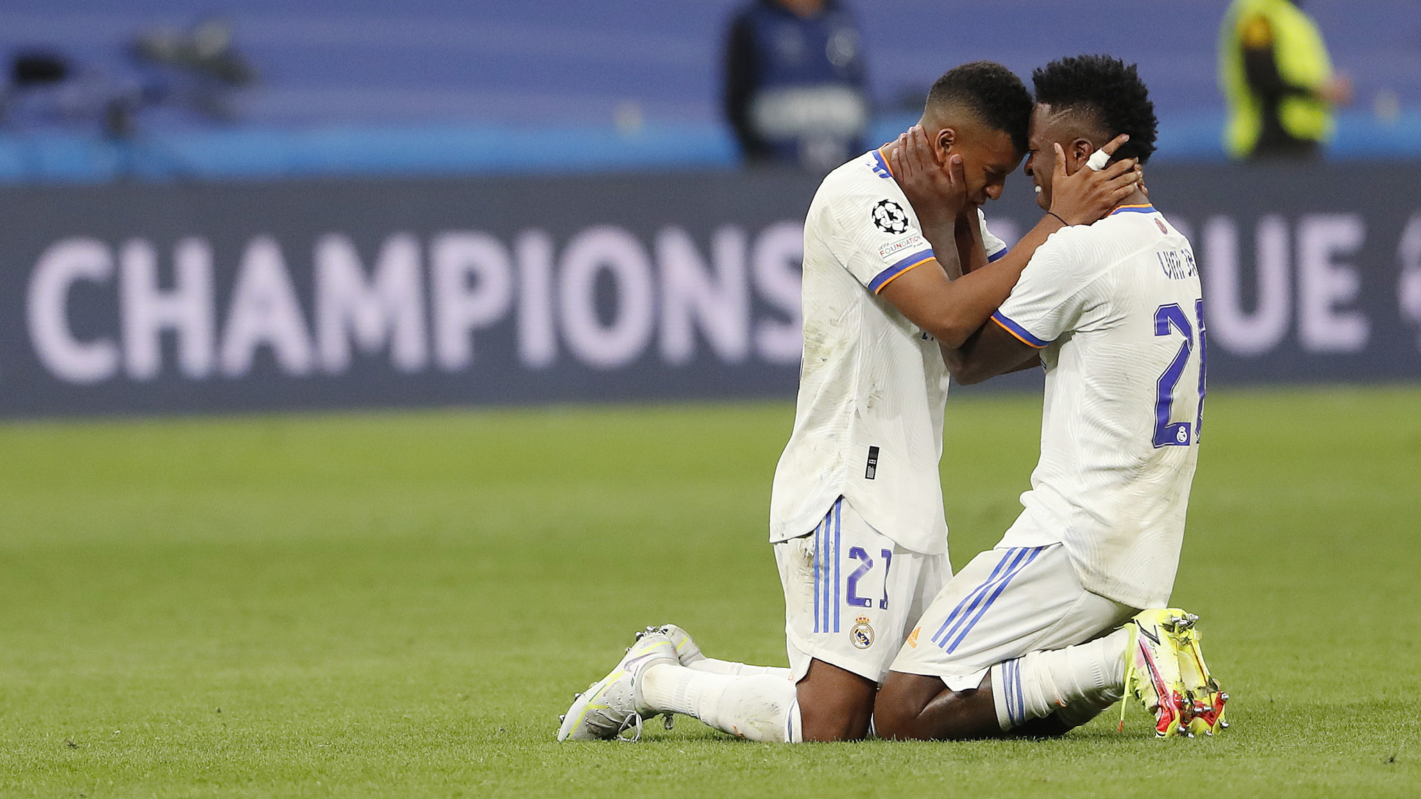Rodrygo y Vinicius se abrazan sobre el césped tras conseguir el pase a la final de la Champions.