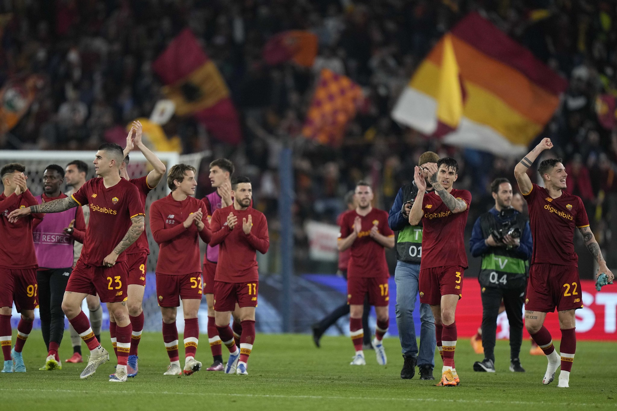 Los jugadores de la Roma festejan su pase a la final junto a la afición
