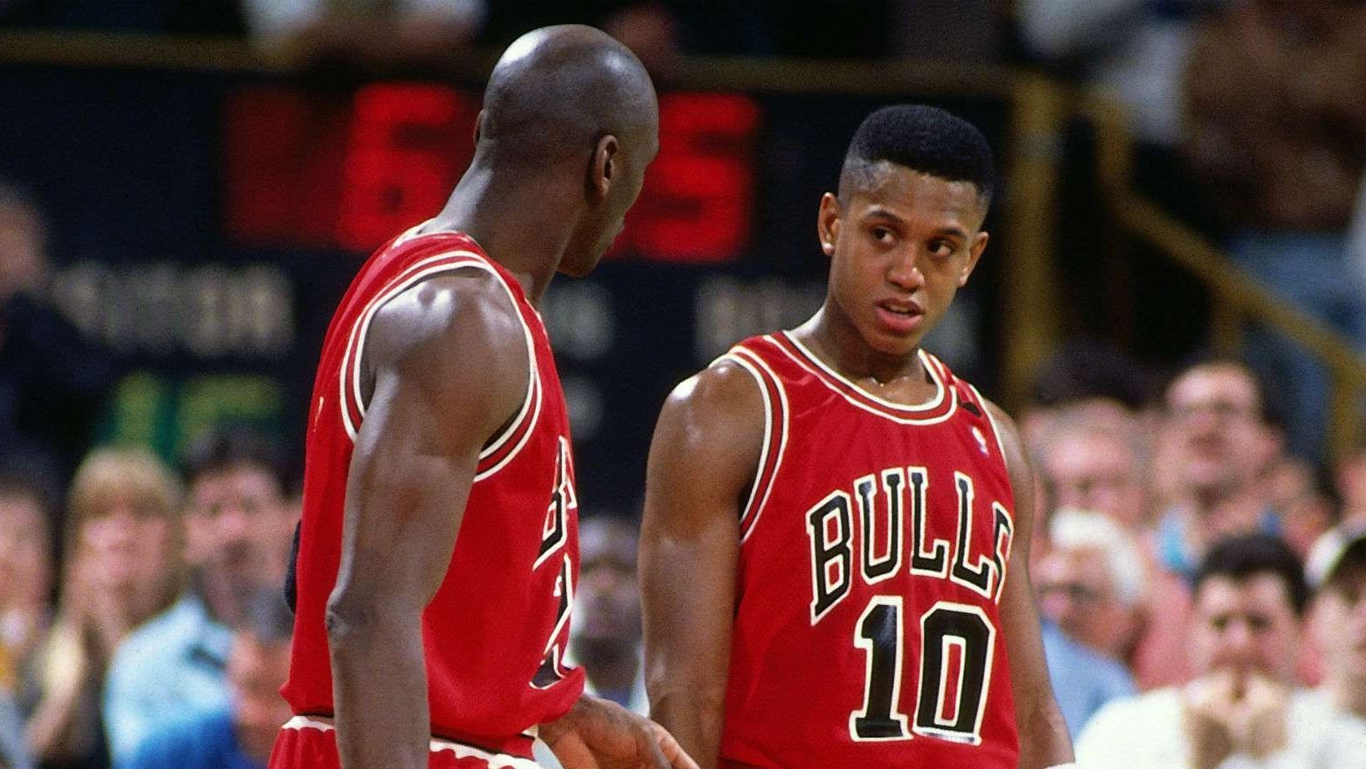 BJ Armstrong atiende a las instrucciones de Michael Jordan durante un partido de los Bulls.