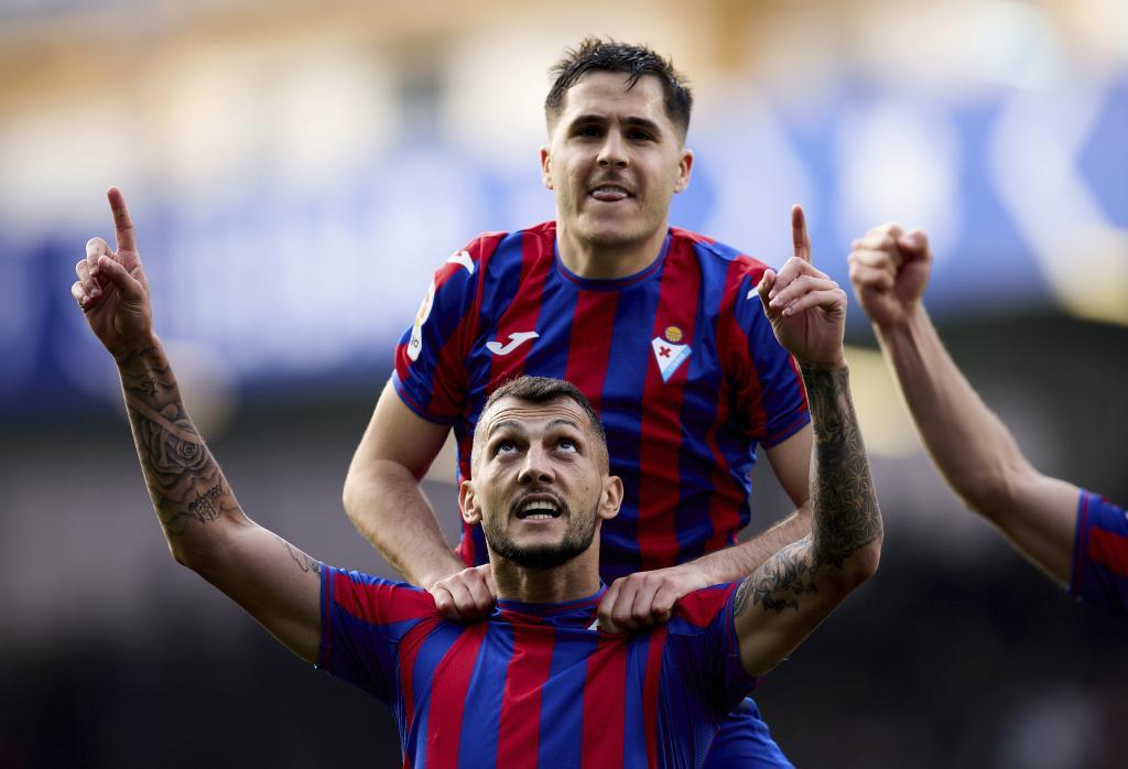 Tejero y Stoichkov celebran uno de los goles al Zaragoza en Ipurua