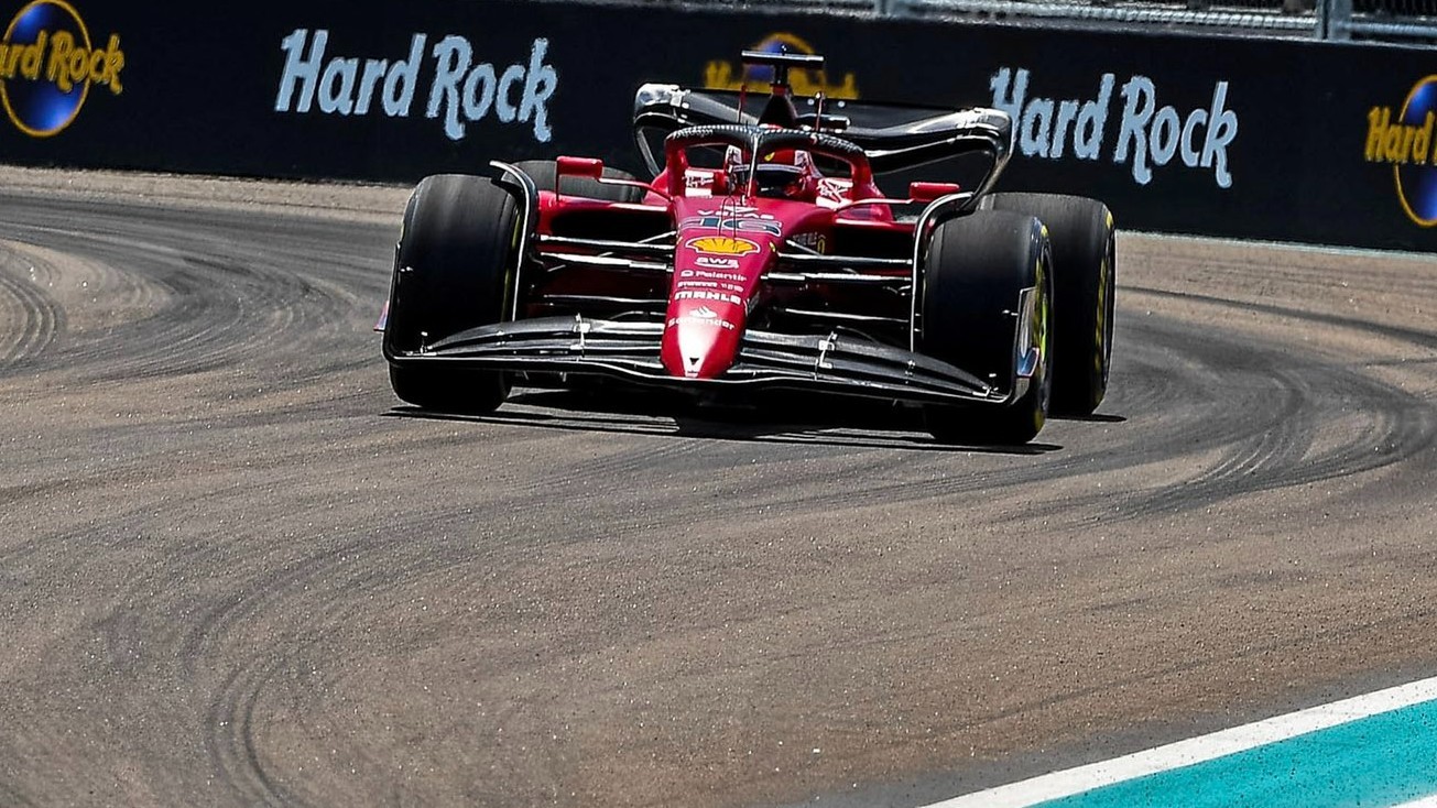 Ferrari empieza fuerte y Russell revive a Mercedes