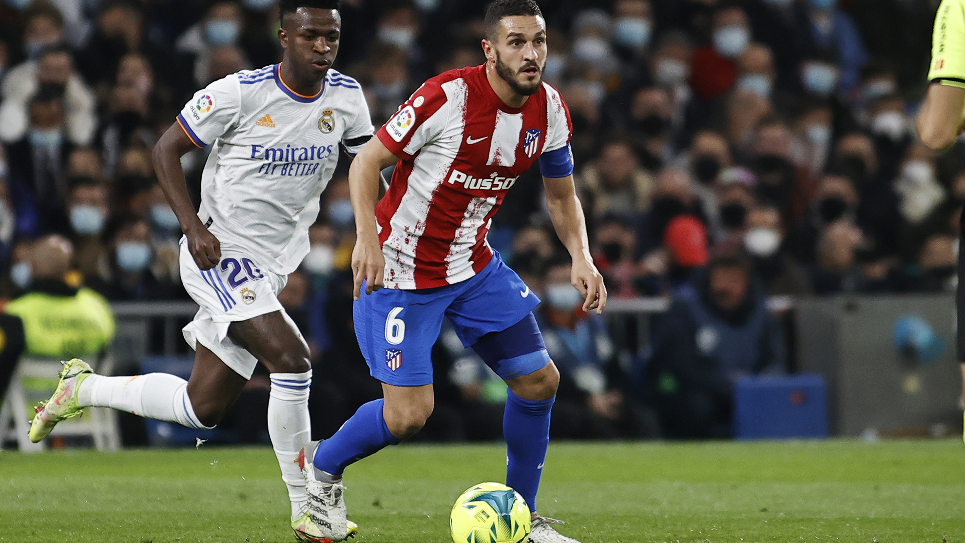 Vinicius persigue a Koke durante el Real Madrid-Atlético de la primera vuelta en el Bernabéu