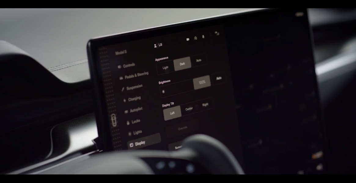 Tesla Model S - pantalla pivotante - volante yugo - actualizacion -