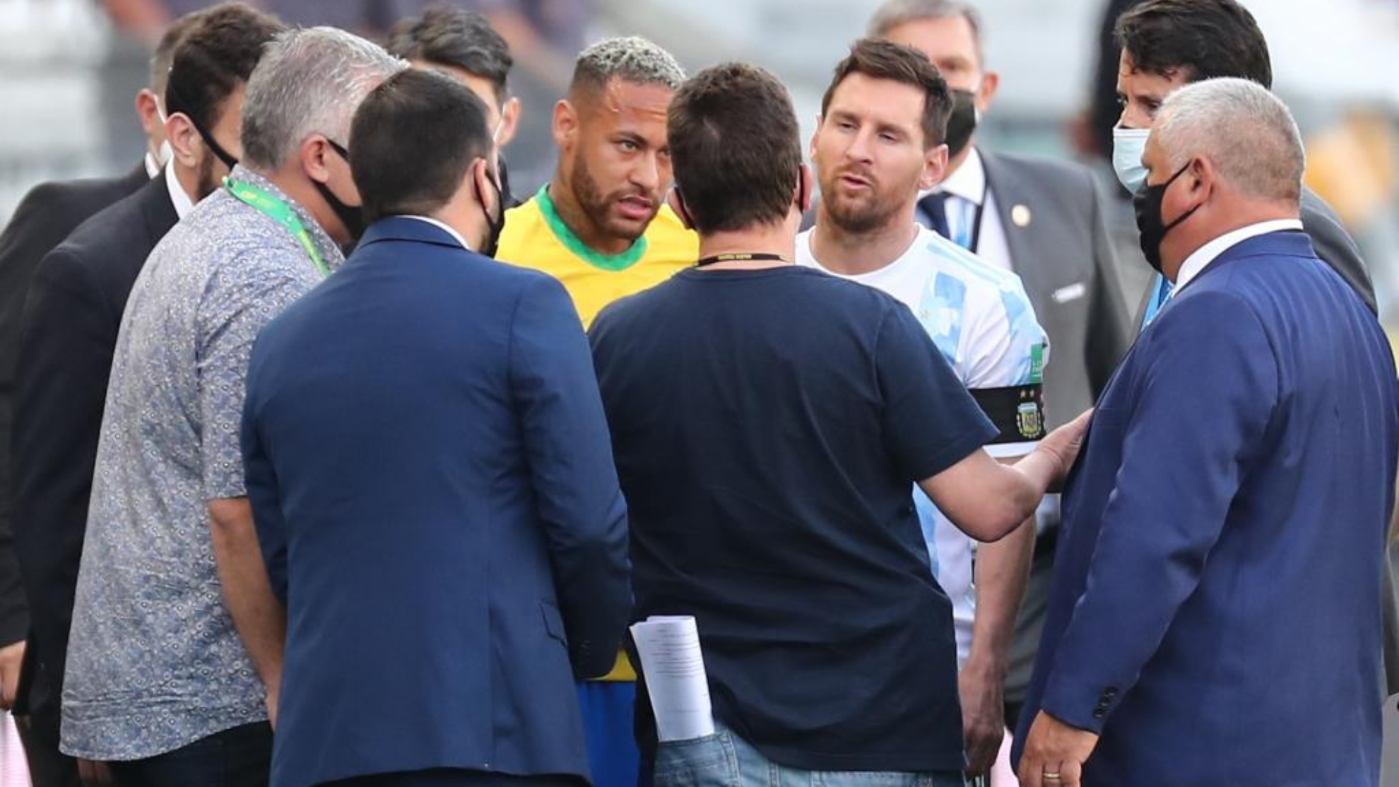 Neymar y Messi  hablan con funcionarios de salud brasileños en el estadio Arena de Sao Paulo en Sao Paulo.