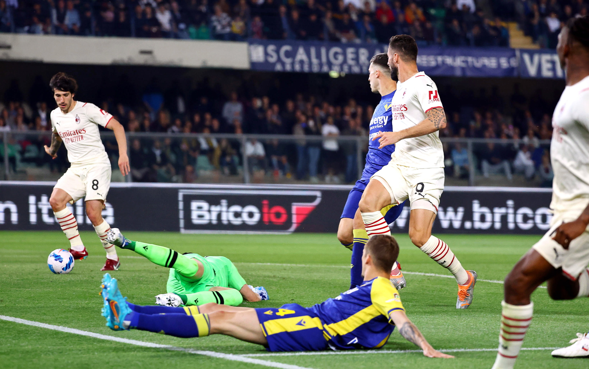 Sandro Tonali marca un gol ante el Verona.