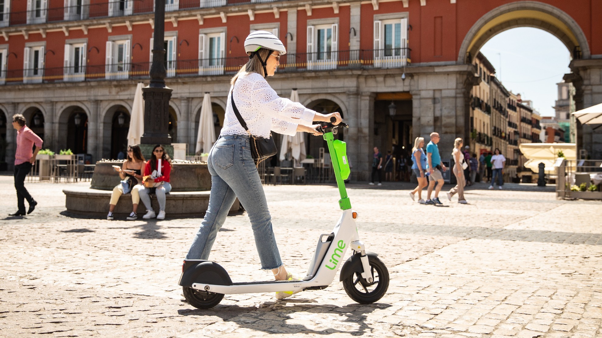 Lime estrena de baterías intercambiables en sus patinetes de Madrid | Marca