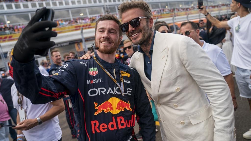 Un mecánico de Red Bull se hace un selfie con David Beckham en la parrilla.