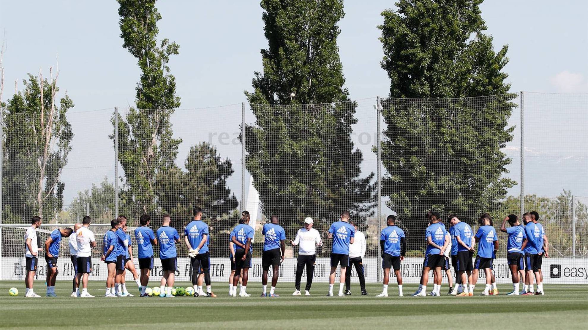 Ancelotti y su plantilla, en el entrenamiento previo al Levante.