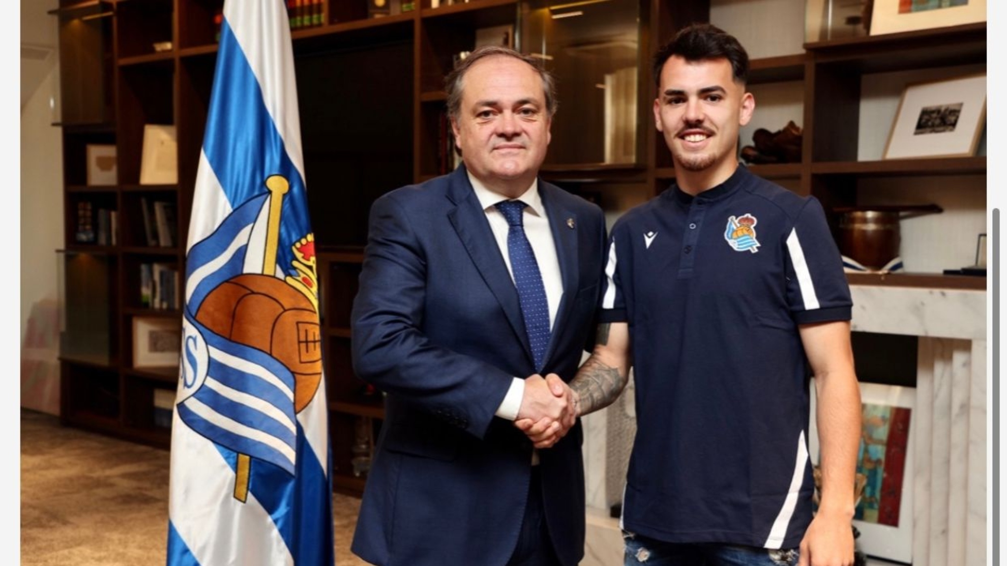 Alex Sola junto al presidente de La Real Sociedad.