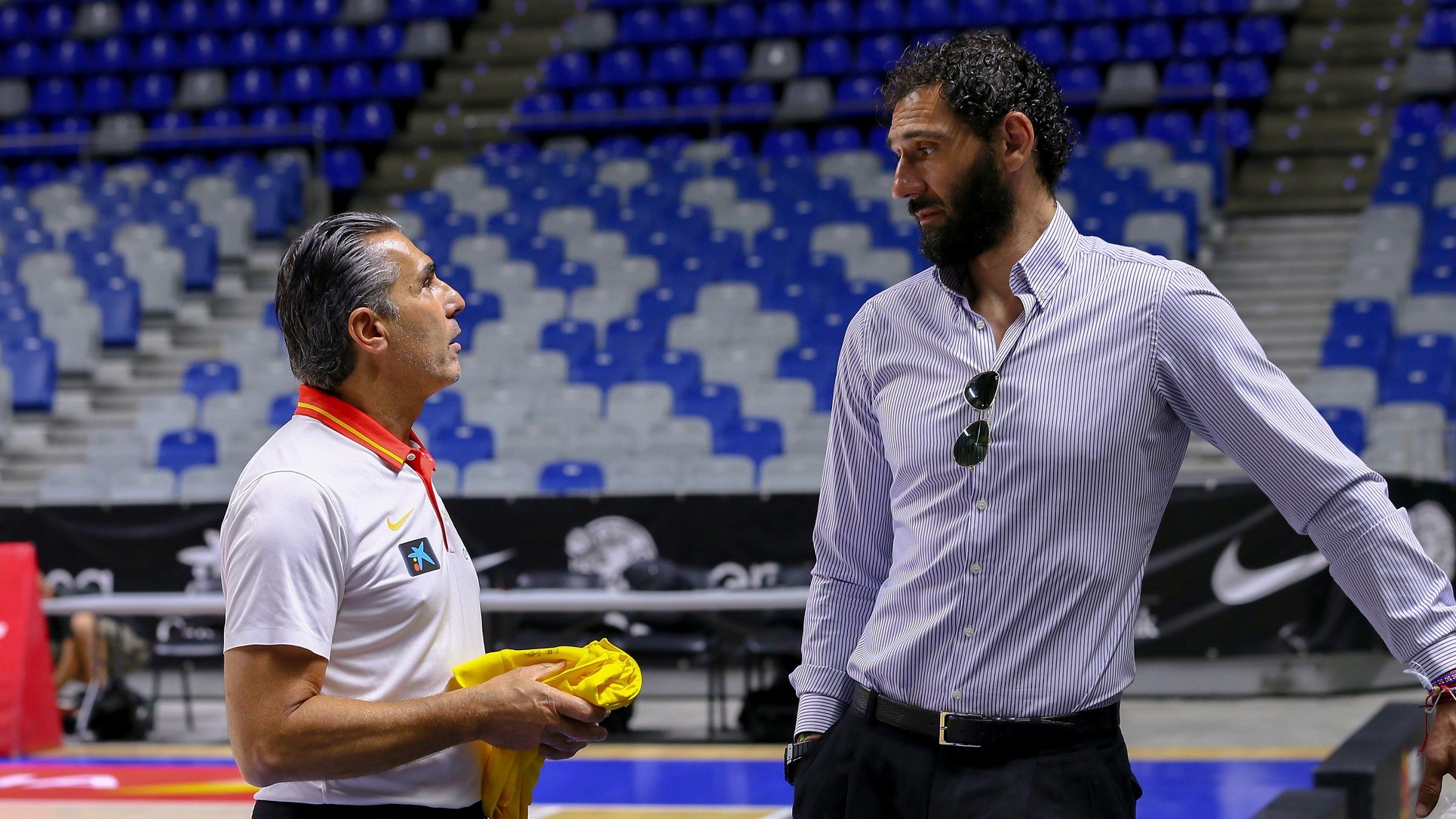 Sergio Scariolo dialoga con Jorge Garbajosa tras un entrenamiento dela seleccin espaola.