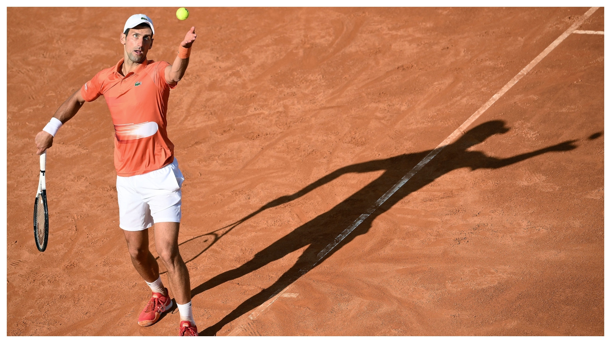 Saque de Novak Djokovic durante uno de sus partidos en el Masters 1000 de Roma 2022.