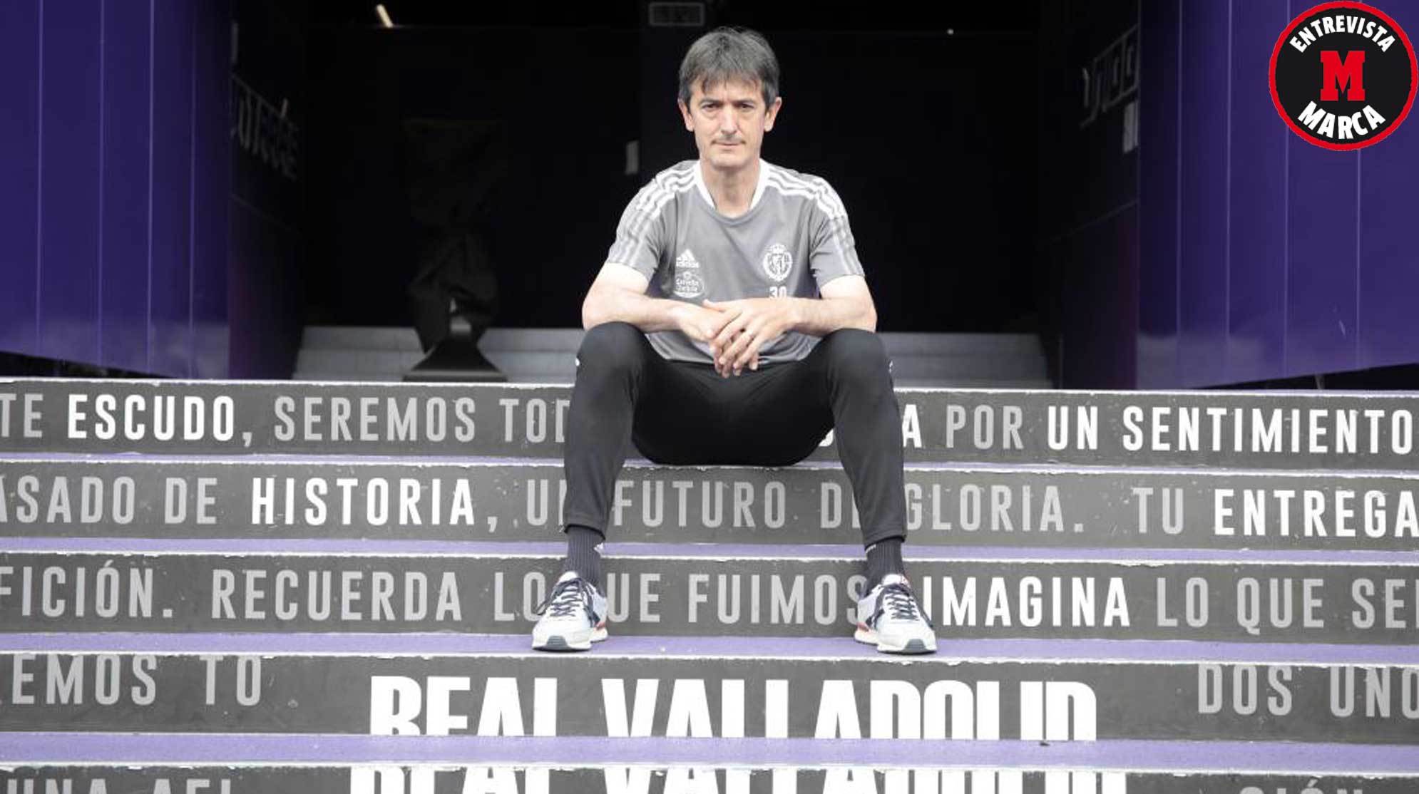 Pacheta posa antes de la entrevista con MARCA en el estadio José Zorrilla