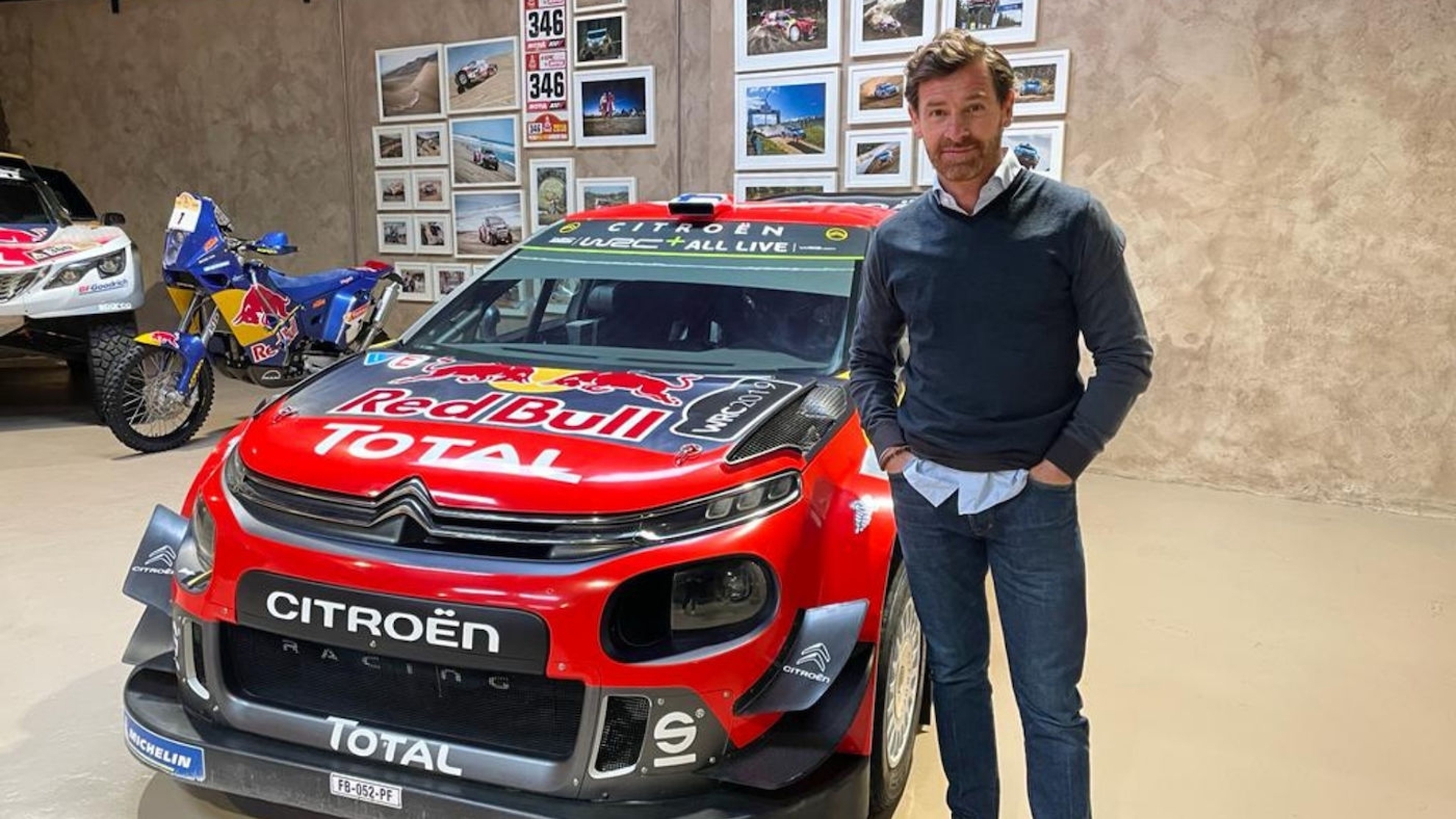 El entrenador portugués, junto al Citroën C3 WRC que se ha comprado.
