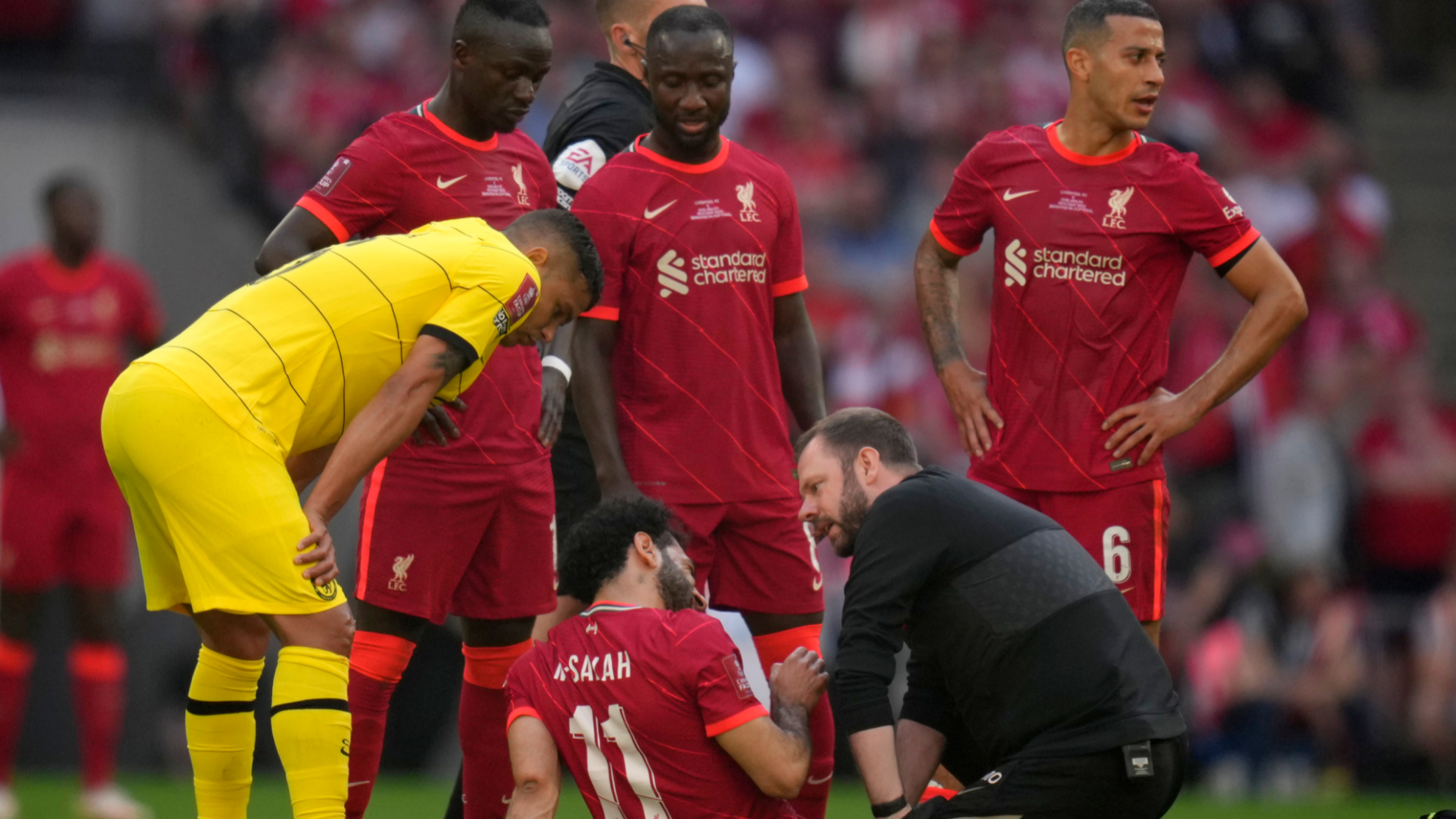 Salah recibe asistencia médica antes de retirarse de la final de la FA Cup