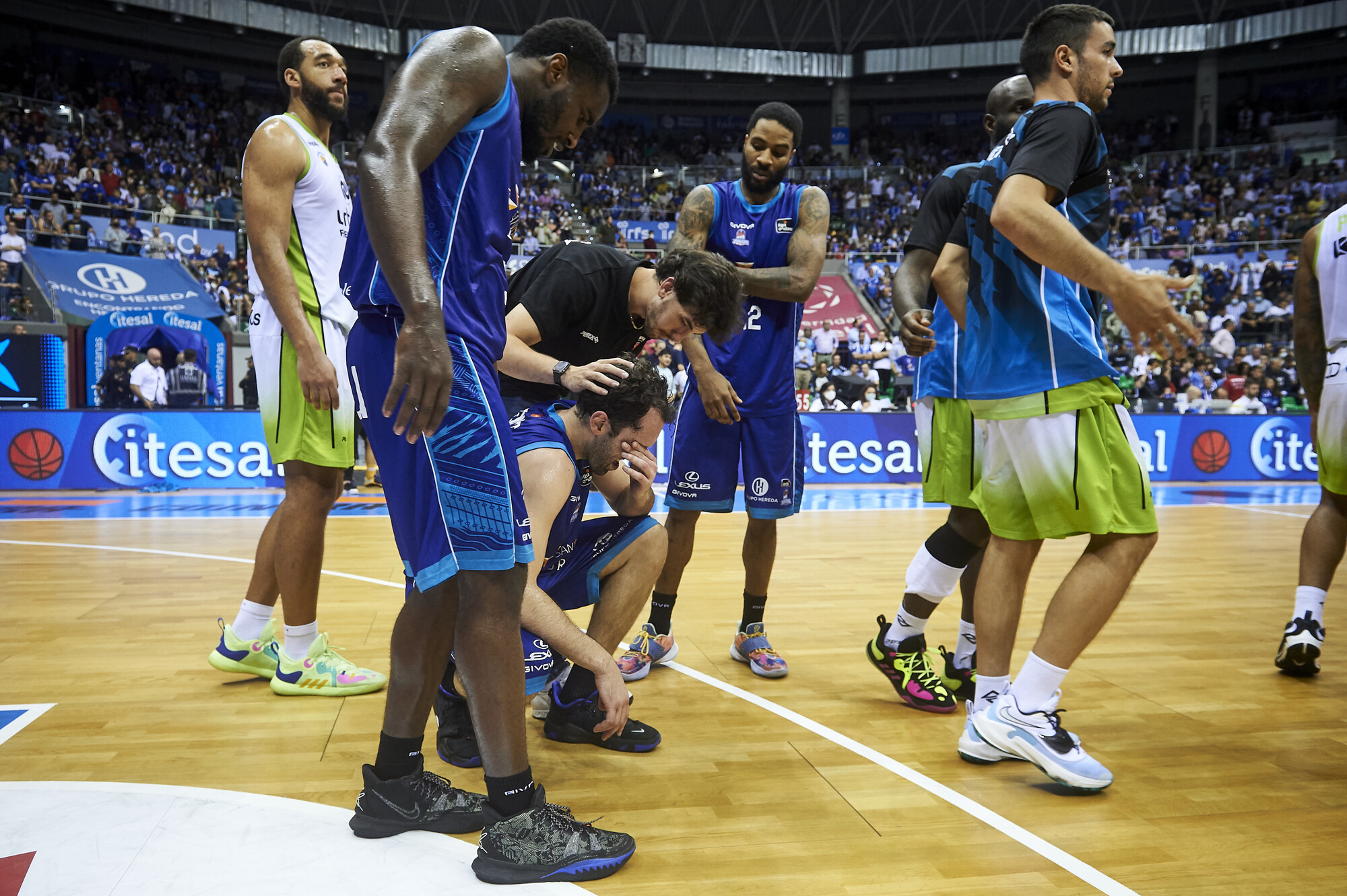 Vitor Benite, jugador del Burgos, llora arrodillado en el suelo y es consolado por sus compaeros tras consumarse el descenso.