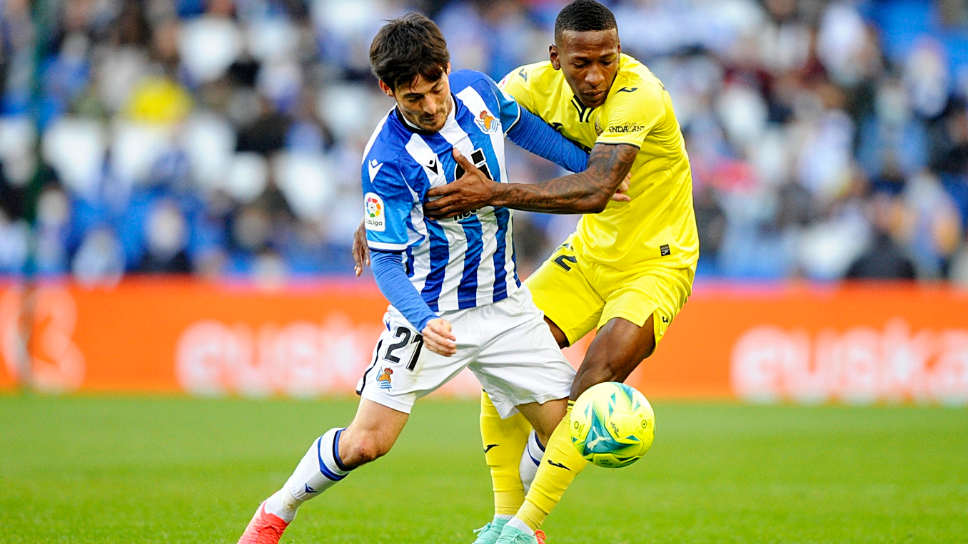 David Silva (36) disputes a ball with Estupiñán (24) in the match of the first round in Anoeta.
