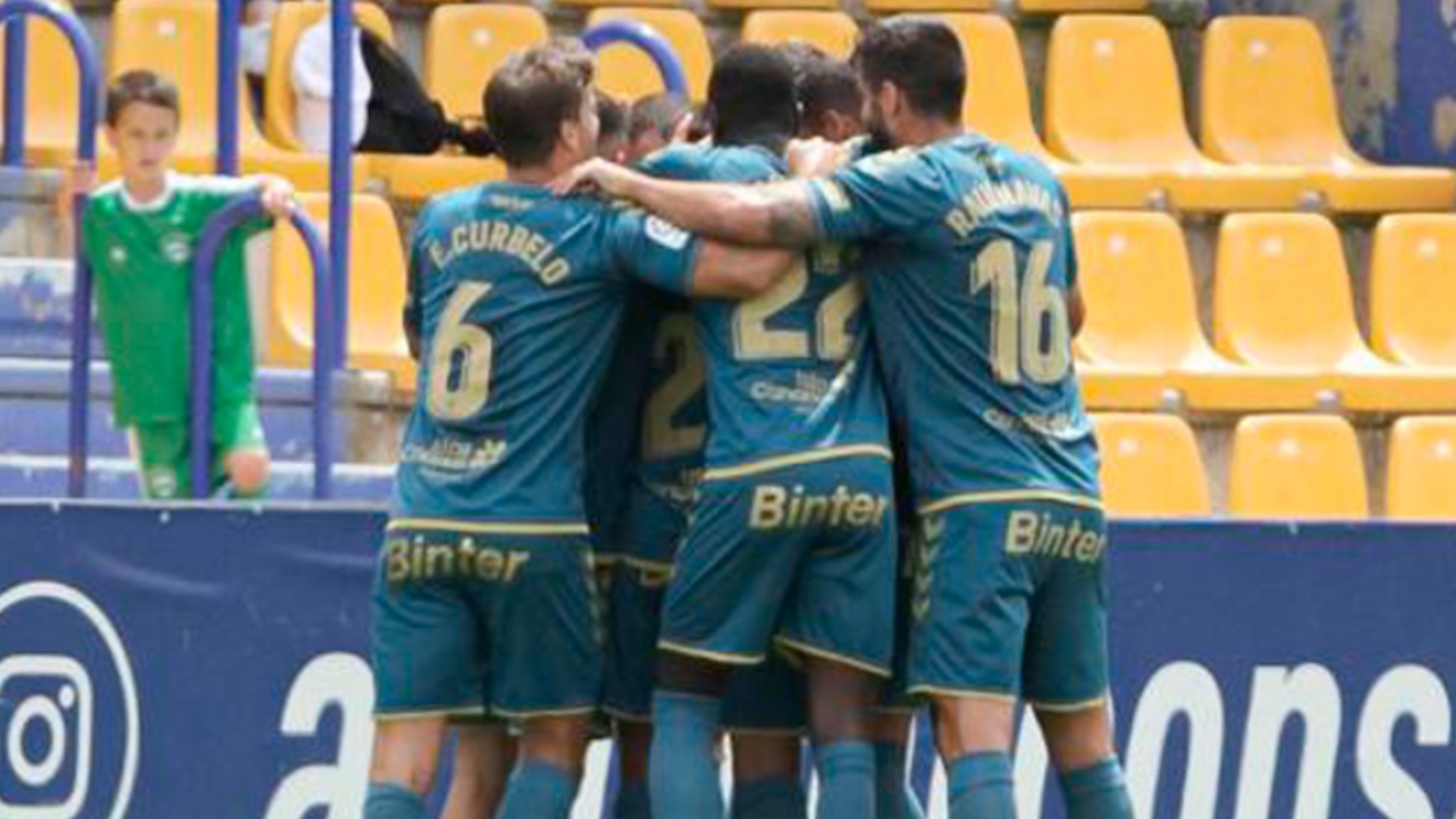 Los jugadores de Las Palmas abrazan a Jonathan Viera tras marcar al Alcorcón.