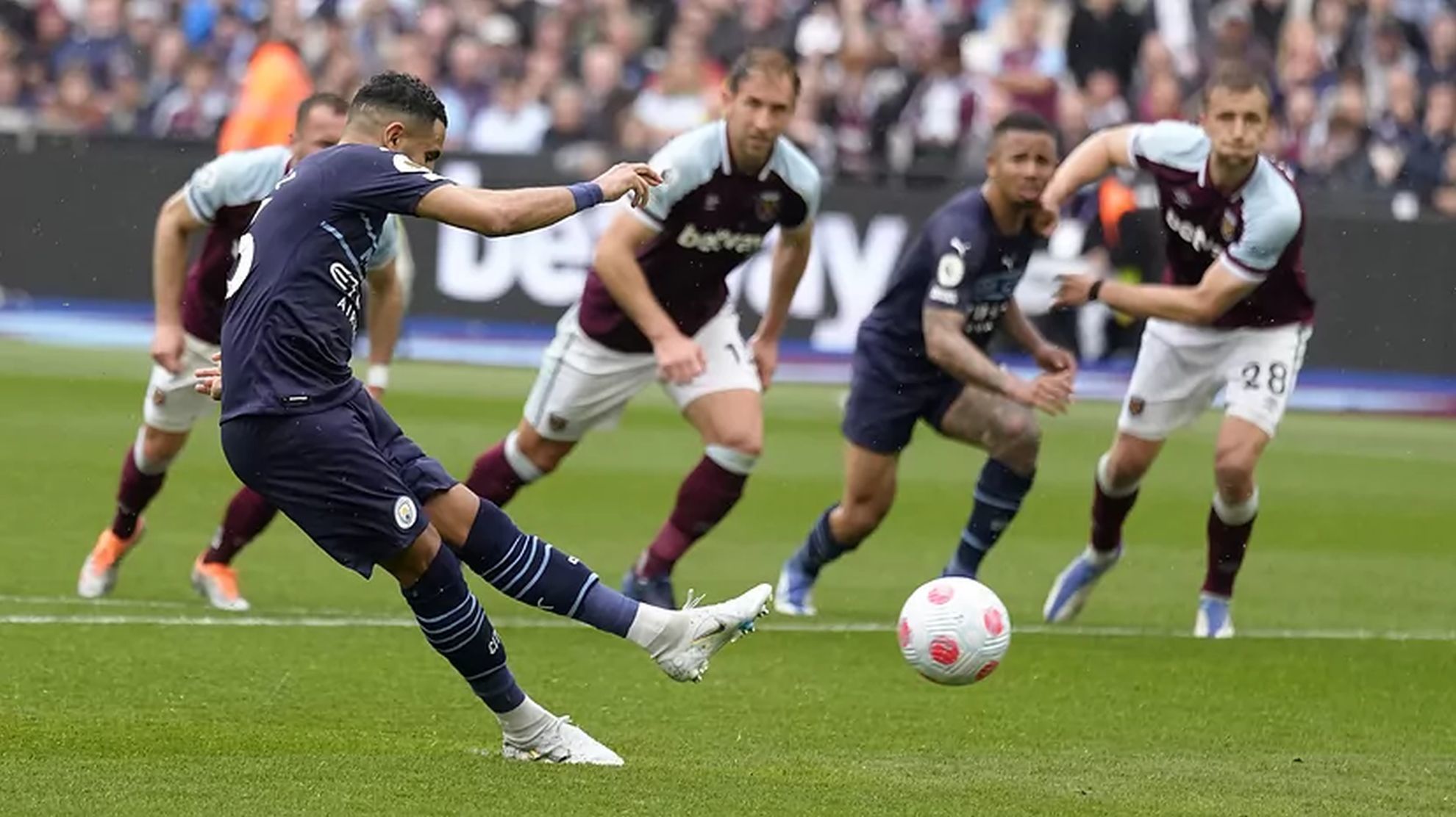 Mahrez misses a penalty against West Ham