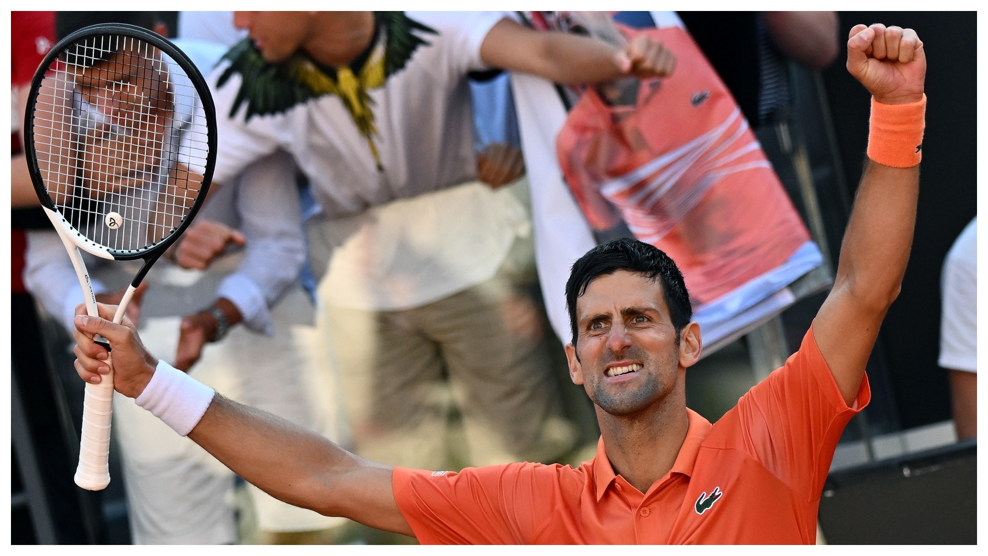 Novak Djokovic celebra su victoria frente a Stefanos Tsitsipas en la final de Roma.