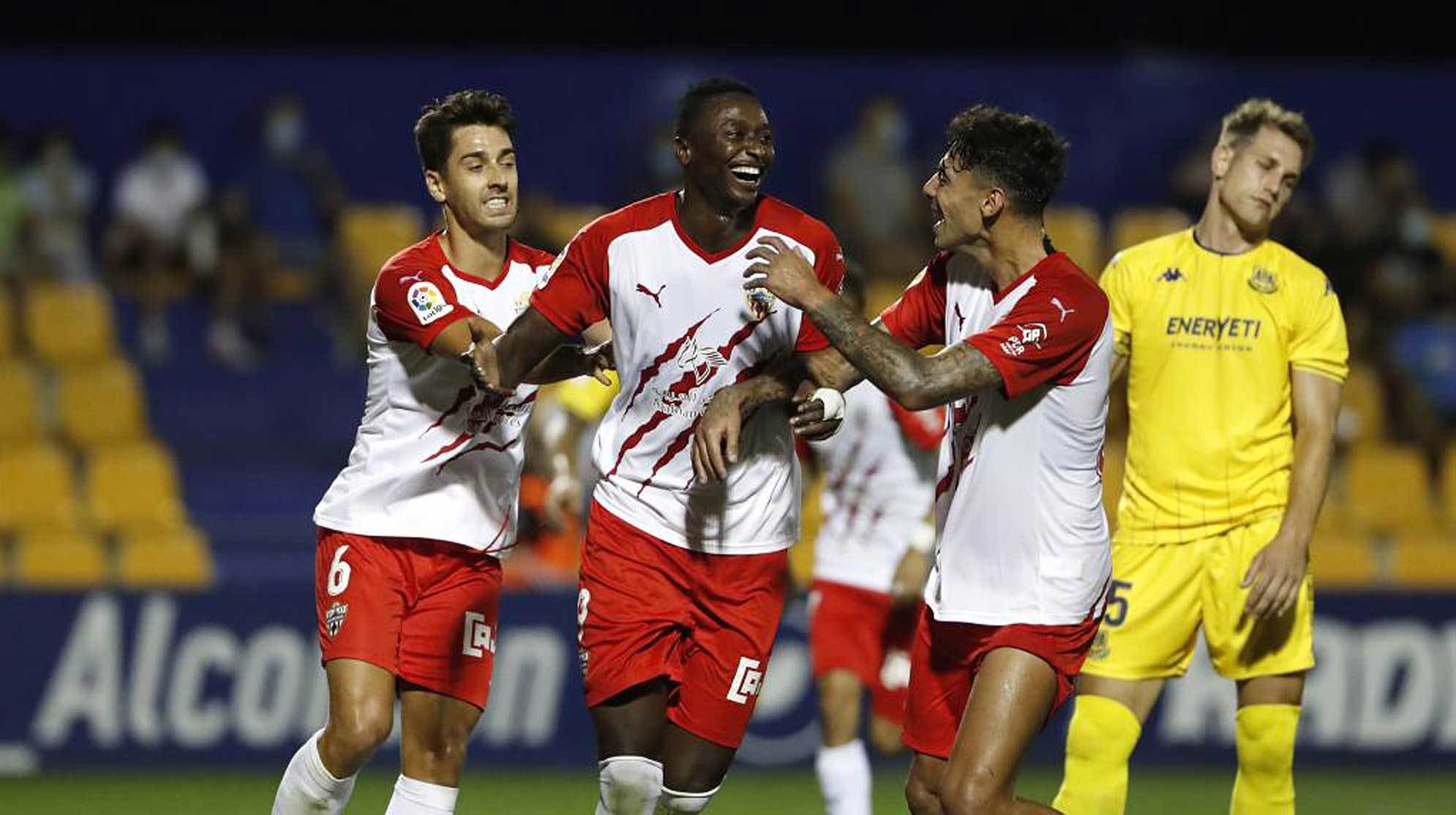 Umar Sadiq celebra con De la Hoz y Samú Costa su gol en Alcorcón en la primera vuelta