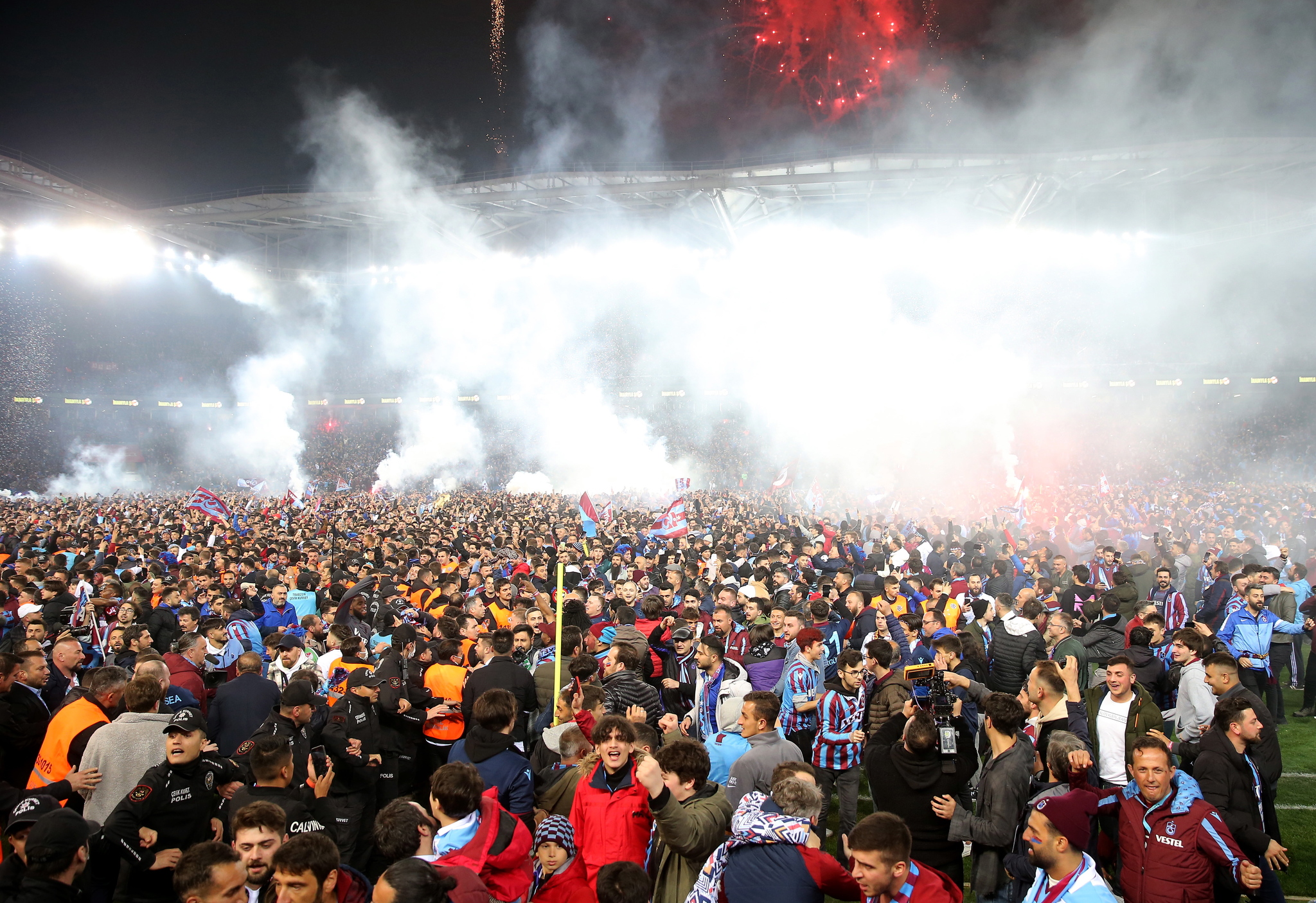 Los aficionados del Trabzonspor celebran la Liga