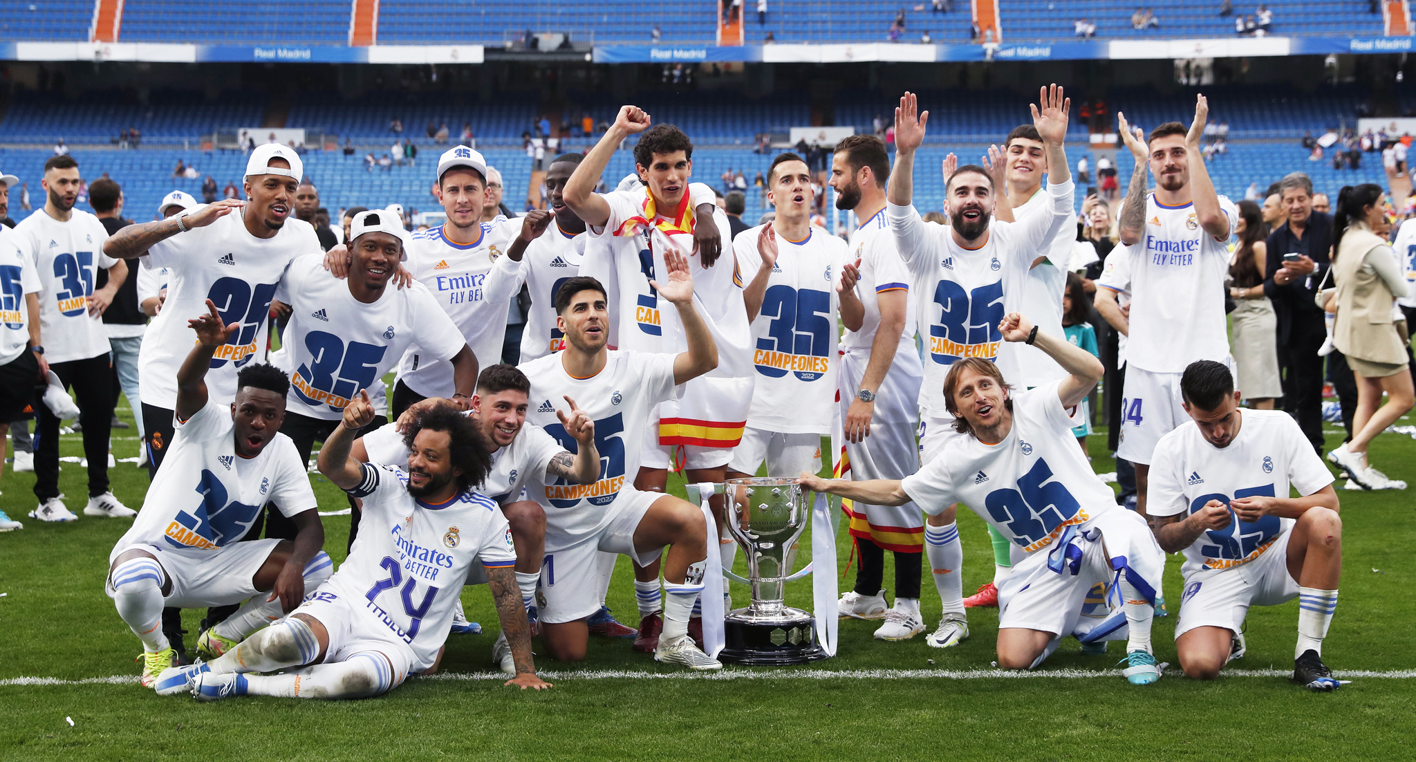 Los jugadores del Real Madrid celebran el título de Liga 2022