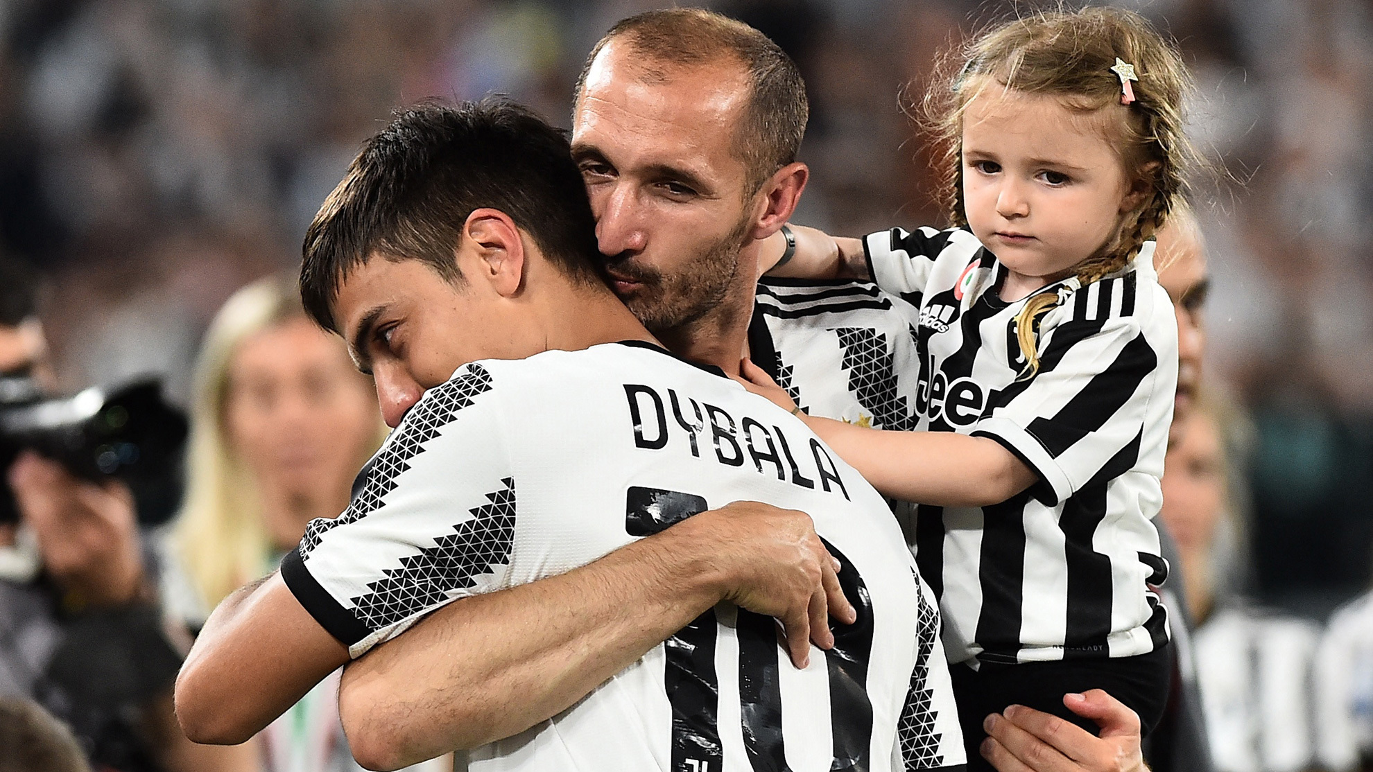Chiellini y Dybala dándose un abrazo en su despedida con la Juventus