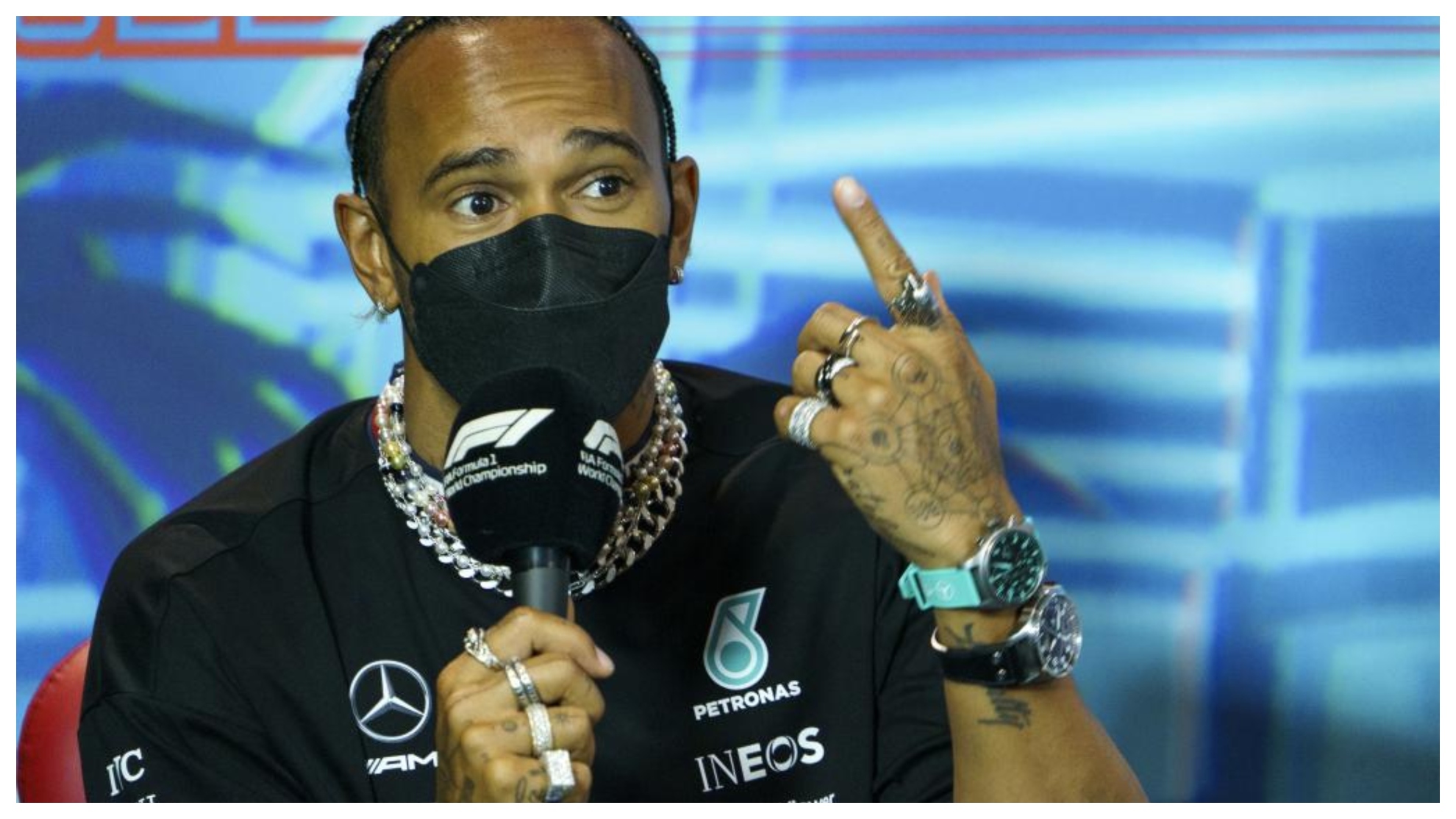 Lewis Hamilton, con sus joyas, en una rueda de prensa.