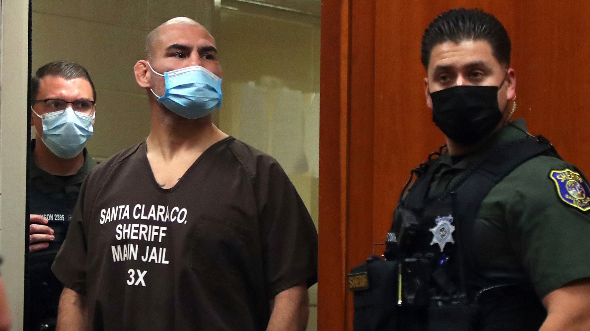 Caín Velásquez seguirá en prisión  tras ser arrestado por tentativa de homicidio.