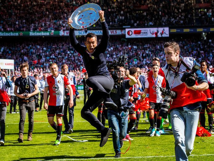 van Bronckhorst celebra el título de Liga con el Feyenoord