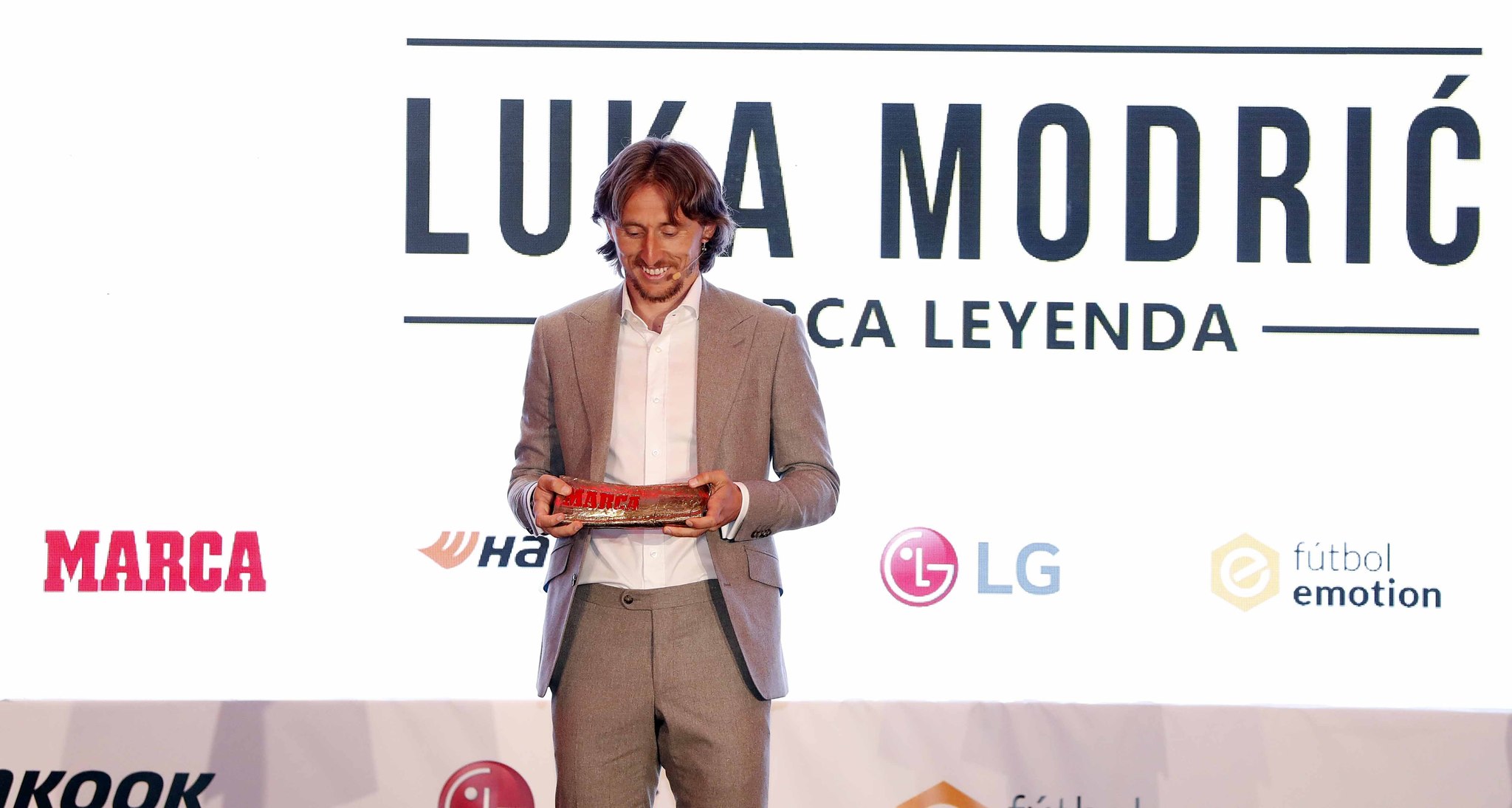 Modric, con el trofeo MARCA Leyenda