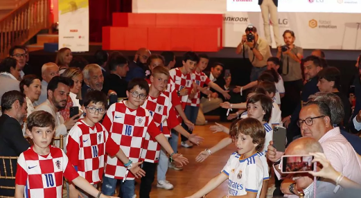 The funny guard of honour consisting of 16 children for Luka Modric at the MARCA Leyenda gala
